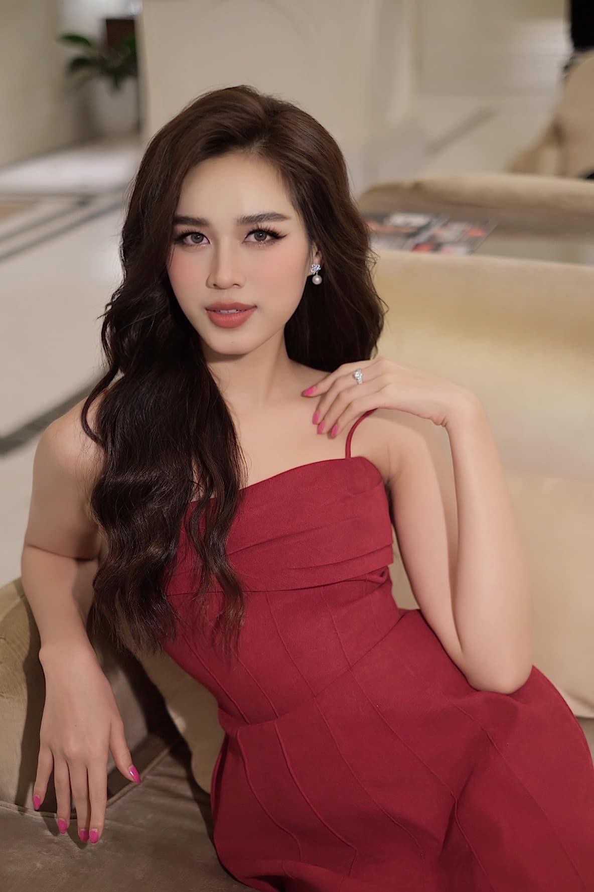 Hoa hậu Đỗ Thị Hà ‘biến hóa’ với tóc: Xoăn đuôi nhẹ vẫn là ‘chân ái’ ảnh 19