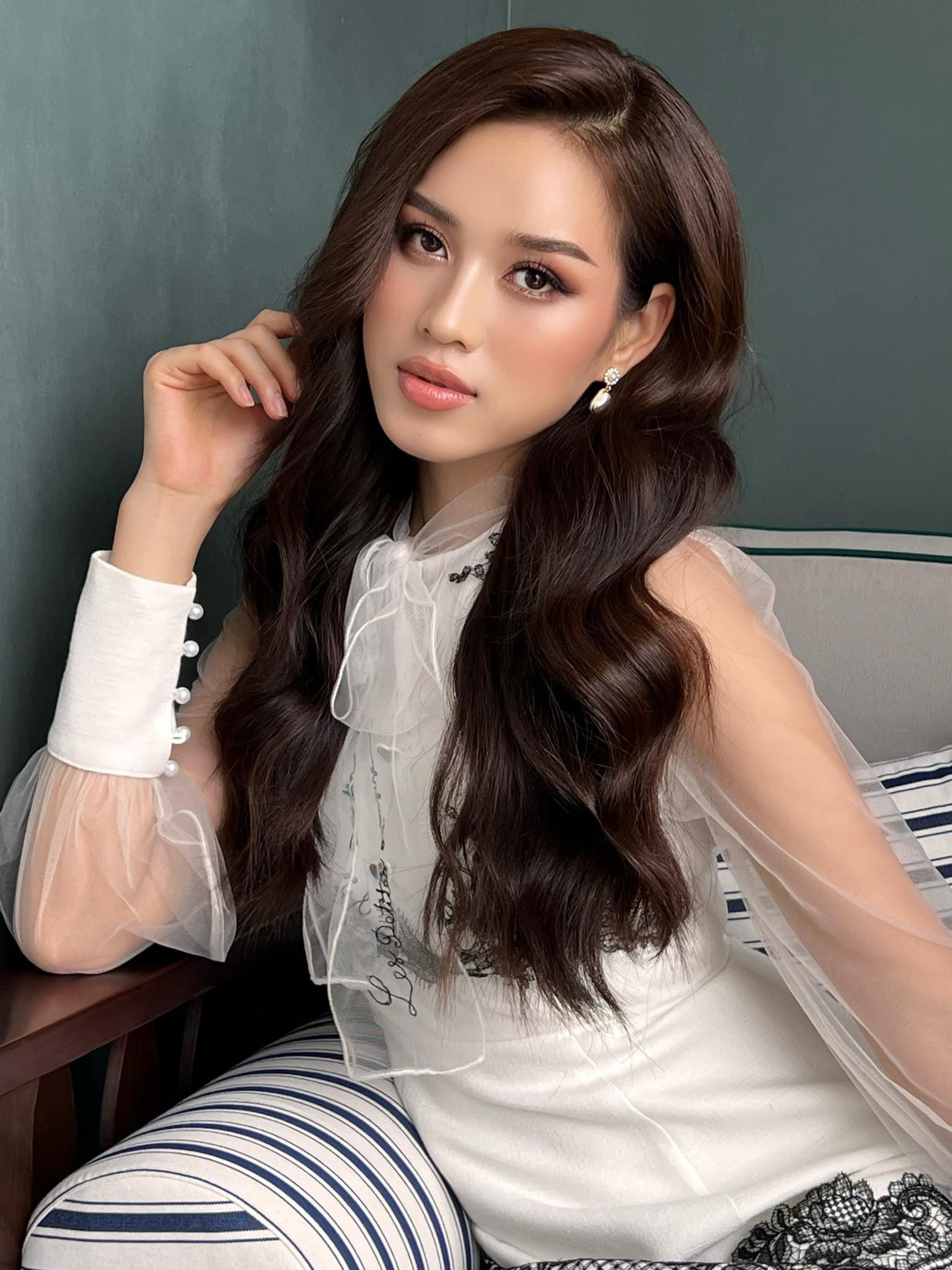 Hoa hậu Đỗ Thị Hà ‘biến hóa’ với tóc: Xoăn đuôi nhẹ vẫn là ‘chân ái’ ảnh 2