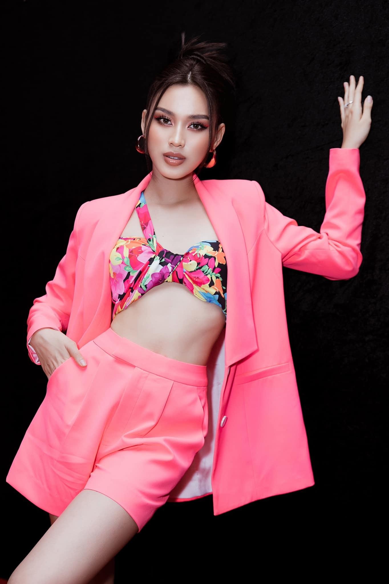 Hoa hậu Đỗ Thị Hà ‘biến hóa’ với tóc: Xoăn đuôi nhẹ vẫn là ‘chân ái’ ảnh 3