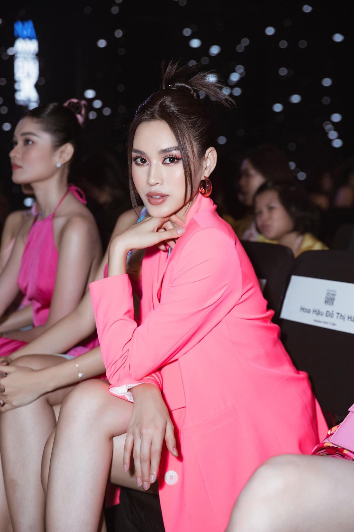 Hoa hậu Đỗ Thị Hà ‘biến hóa’ với tóc: Xoăn đuôi nhẹ vẫn là ‘chân ái’ ảnh 4