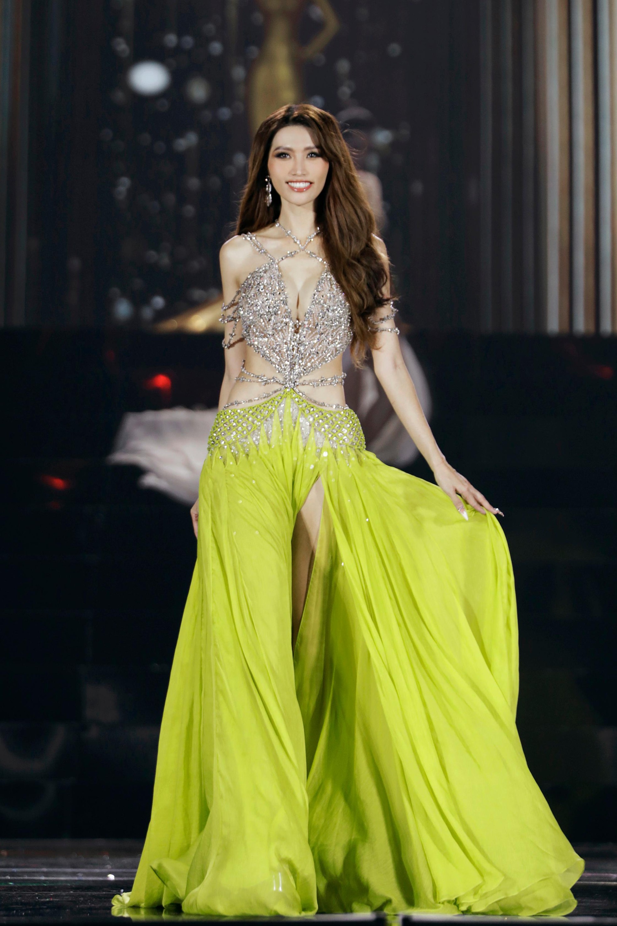 Váy xuyên thấu, xẻ sâu ở Hoa hậu Hòa bình Việt Nam 2022 - Ảnh 14.