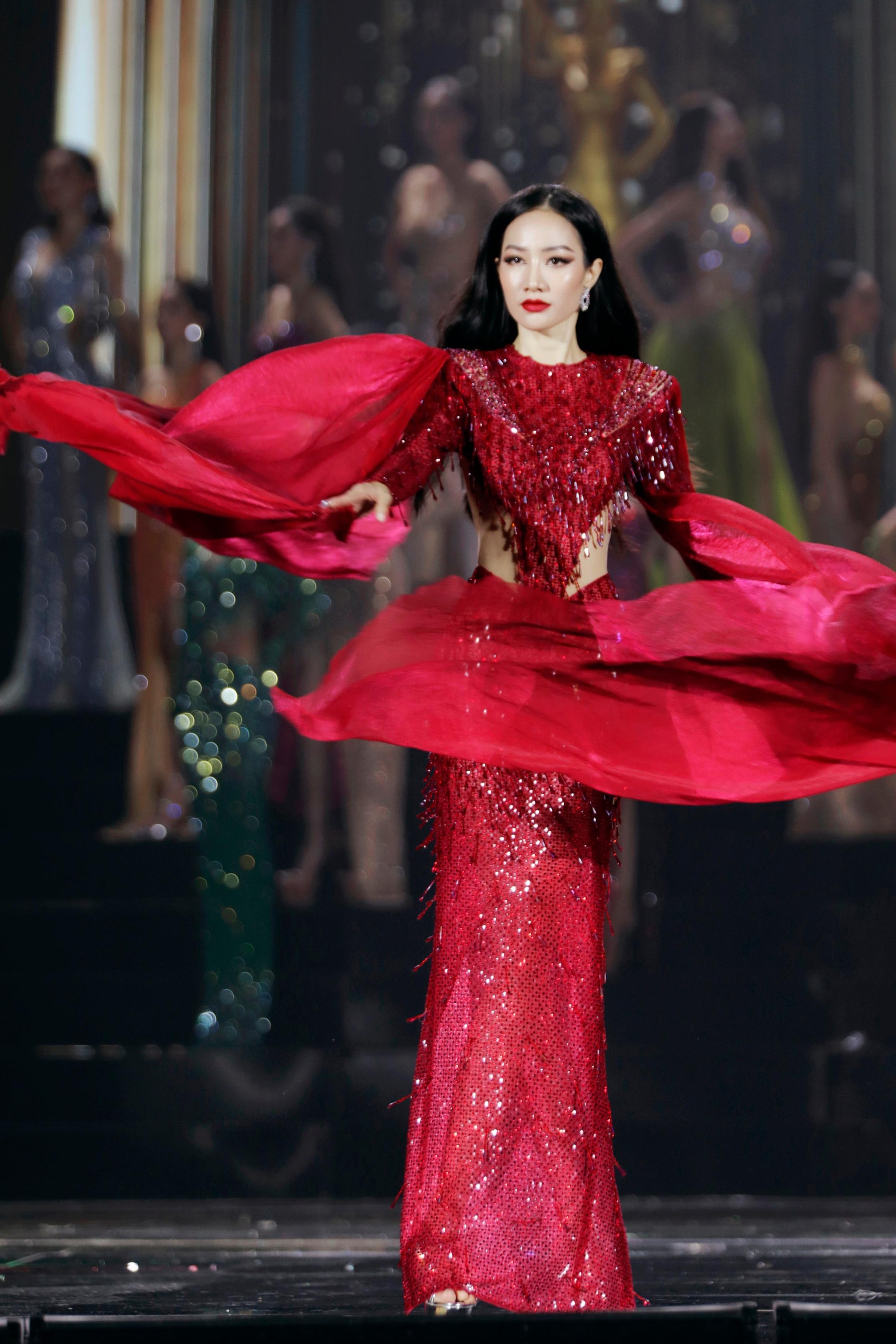 Váy xuyên thấu, xẻ sâu ở Hoa hậu Hòa bình Việt Nam 2022 - Ảnh 2.