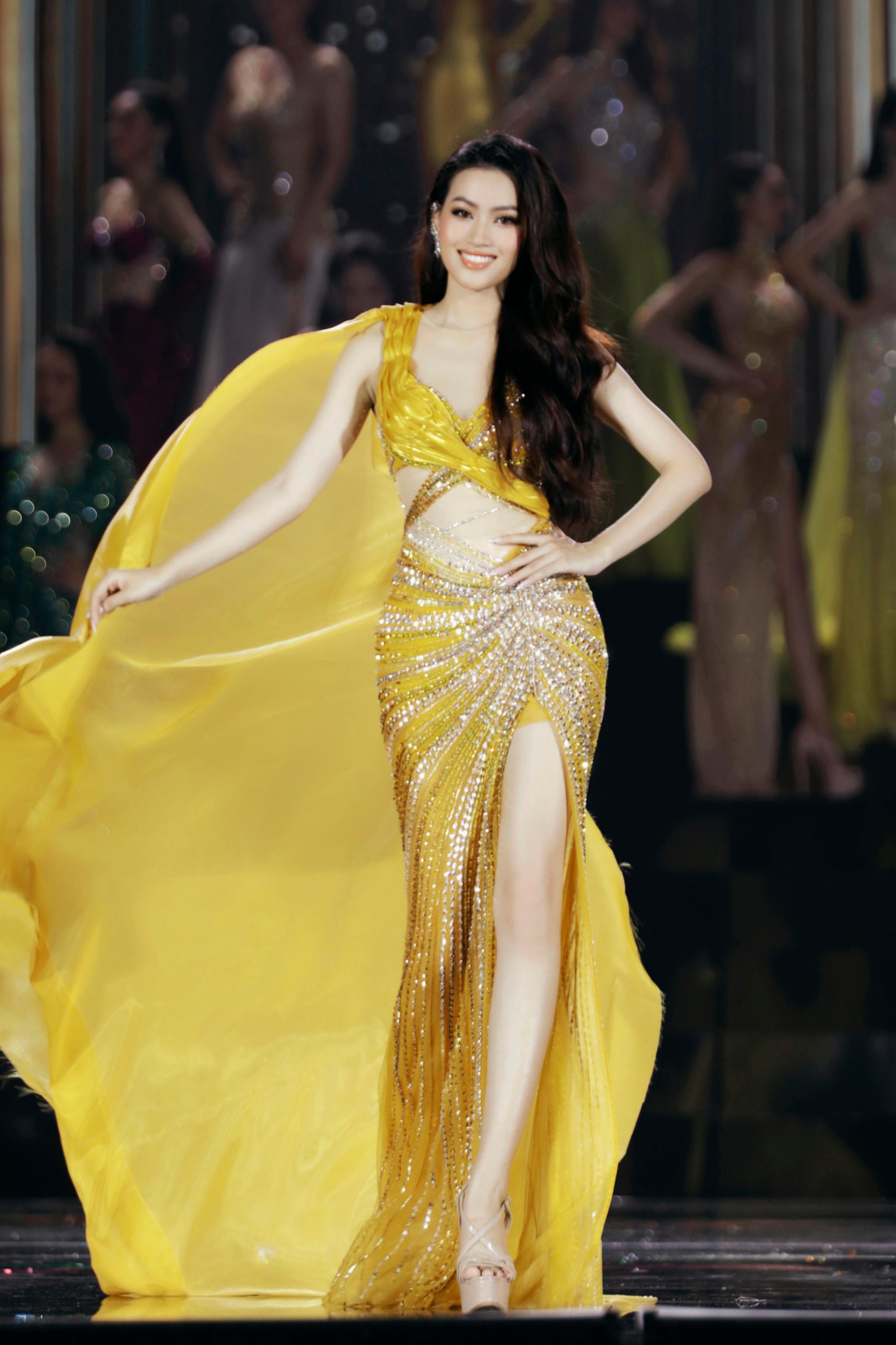 Váy xuyên thấu, xẻ sâu ở Hoa hậu Hòa bình Việt Nam 2022 - Ảnh 6.