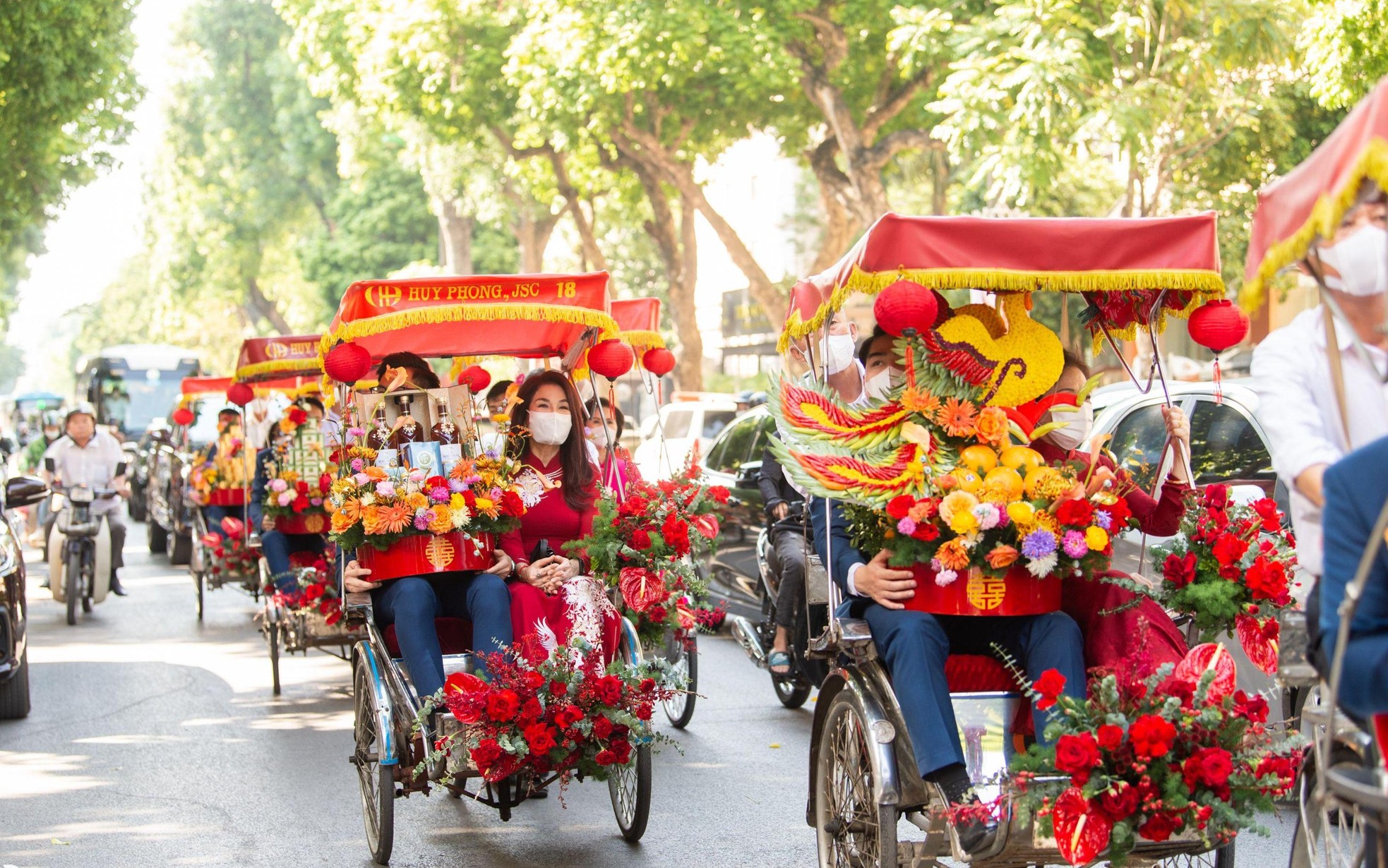 Khoảnh khắc ngọt ngào của Đỗ Mỹ Linh và Chủ tịch CLB Hà Nội ở đám hỏi ảnh 7