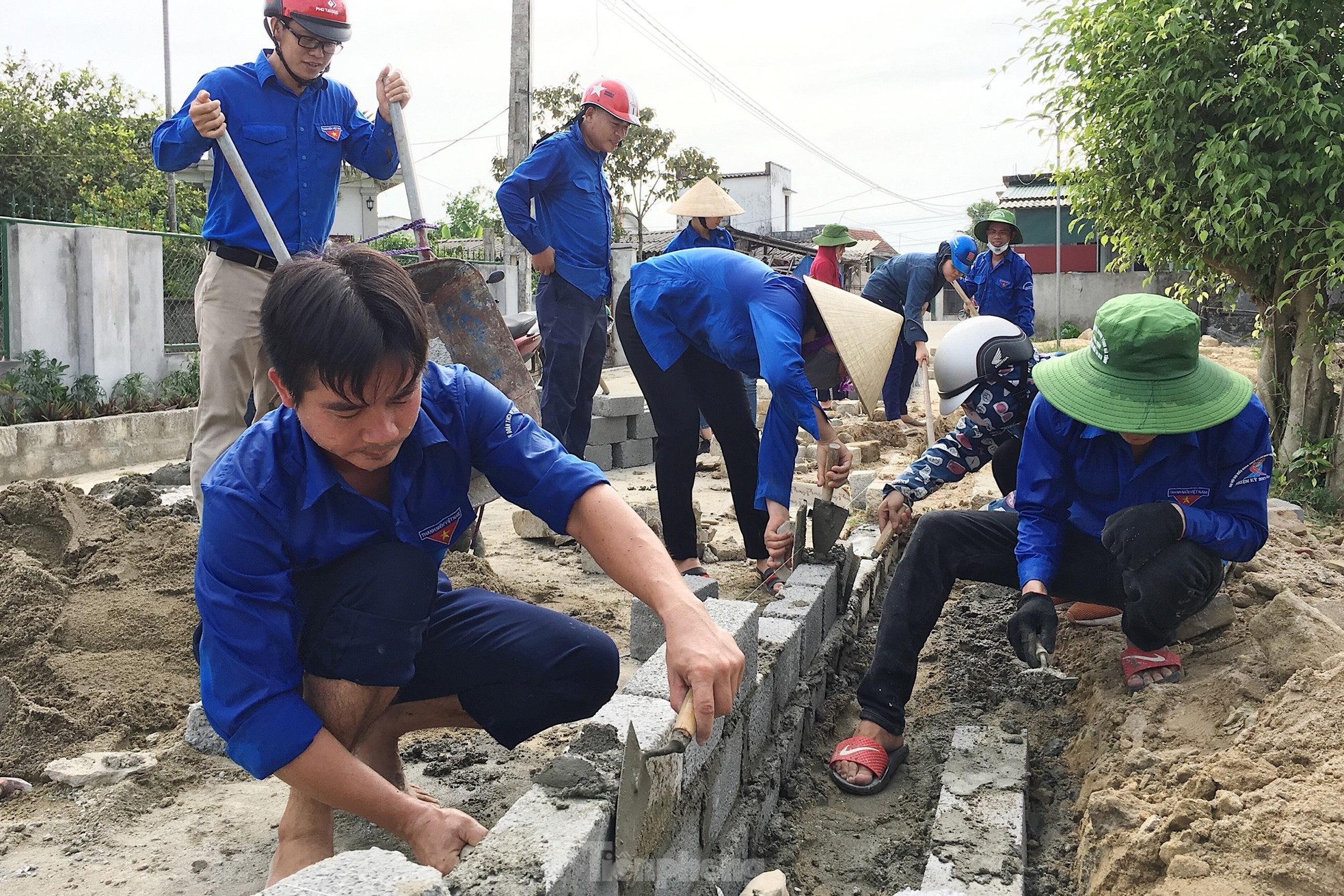 Tuổi trẻ Hà Tĩnh xung kích tình nguyện với hàng ngàn phần việc ý nghĩa xây dựng nông thôn mới ảnh 9