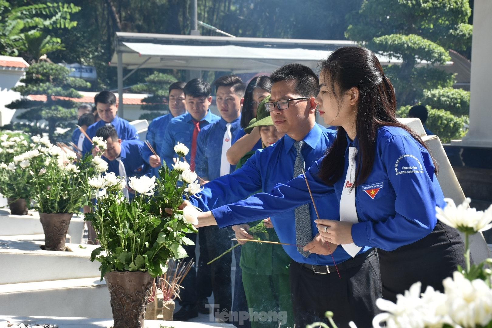 Đại biểu dâng hương, báo công tại Khu di tích Bác Hồ về thăm Hà Tĩnh trước thềm Đại hội Đoàn ảnh 4