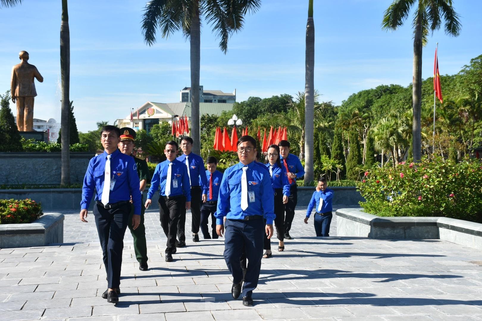 Đại biểu dâng hương, báo công tại Khu di tích Bác Hồ về thăm Hà Tĩnh trước thềm Đại hội Đoàn ảnh 1