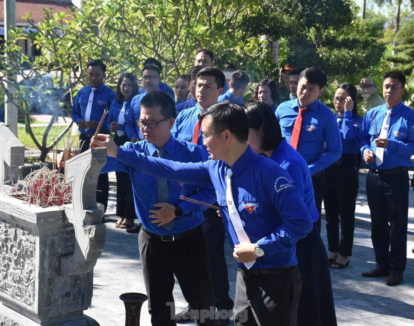 Đại biểu dâng hương, báo công tại Khu di tích Bác Hồ về thăm Hà Tĩnh trước thềm Đại hội Đoàn ảnh 5