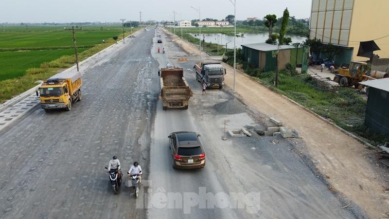 Quốc lộ 21B qua thị trấn Kim Bài thi công dở dang 'bẫy' người đi đường, tạm dừng do thiếu vật liệu