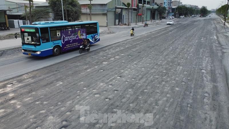 Quốc lộ 21B qua thị trấn Kim Bài thi công dở dang 'bẫy' người đi đường, tạm dừng do thiếu vật liệu