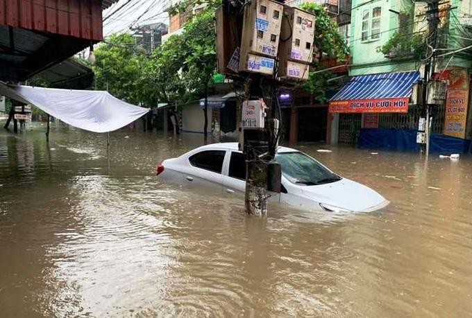 Nước ngập lút ô tô, xe máy trên đường phố Nam Định ảnh 1