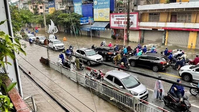Nước ngập lút ô tô, xe máy trên đường phố Nam Định ảnh 5