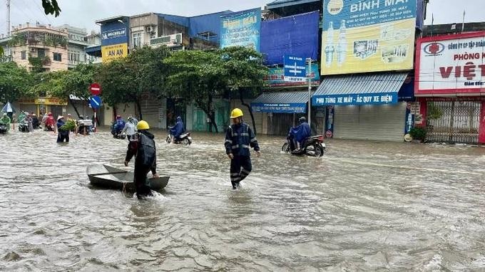 Nước ngập lút ô tô, xe máy trên đường phố Nam Định ảnh 8