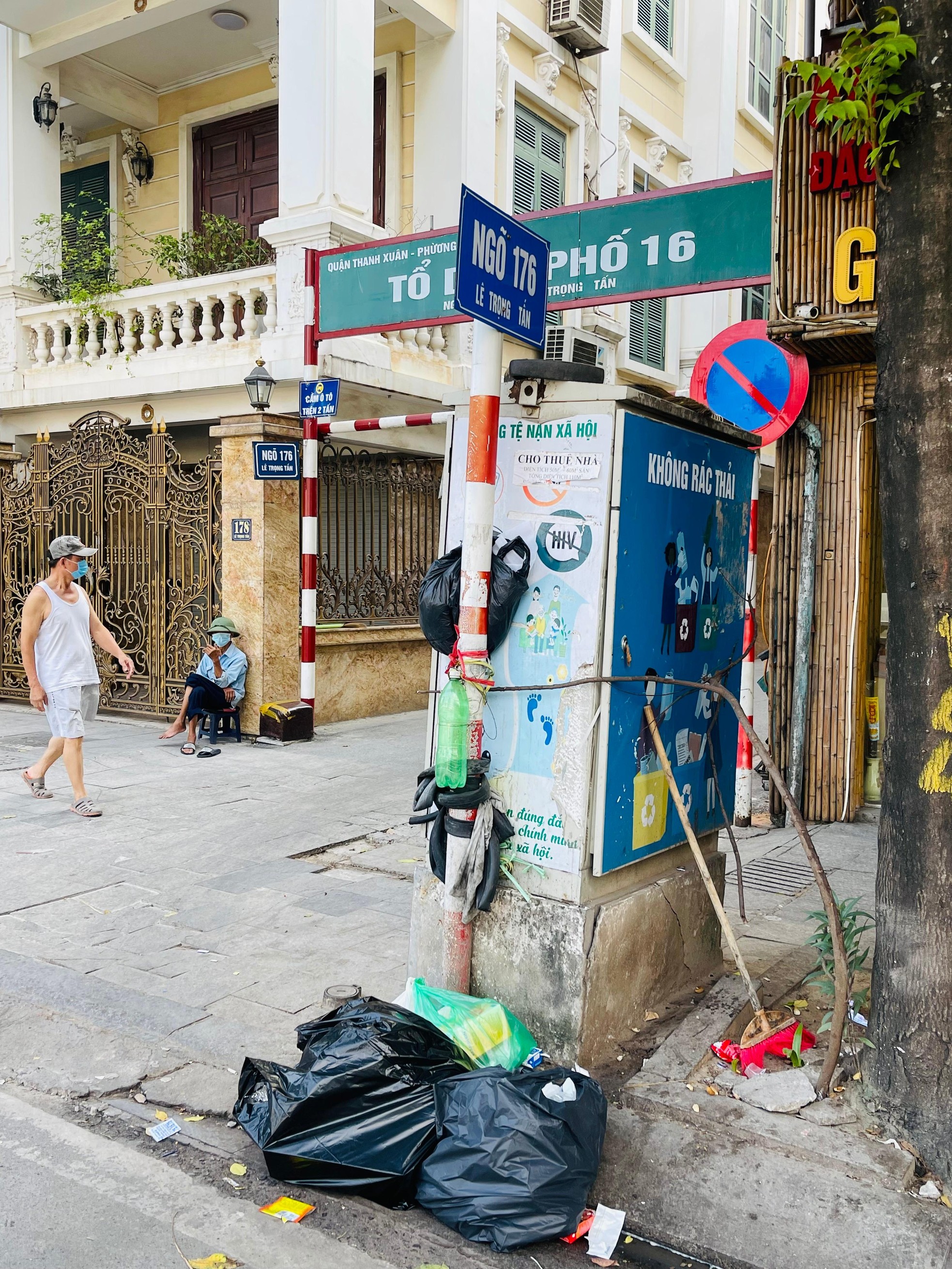 Hai tuyến phố kiểu mẫu đầu tiên của Hà Nội nhếch nhác, xuống cấp trầm trọng sau 6 năm ảnh 10