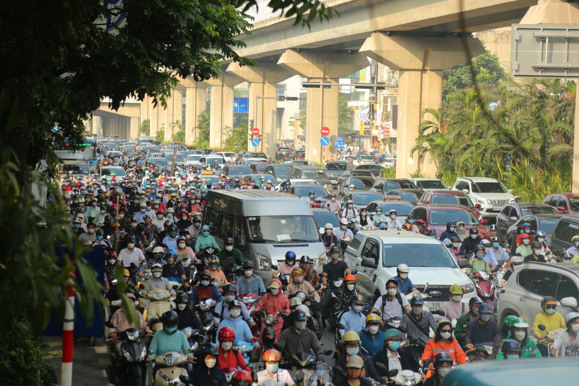 Cảnh ùn tắc kéo dài vẫn diễn ra sau khi phân làn đường Nguyễn Trãi ảnh 2