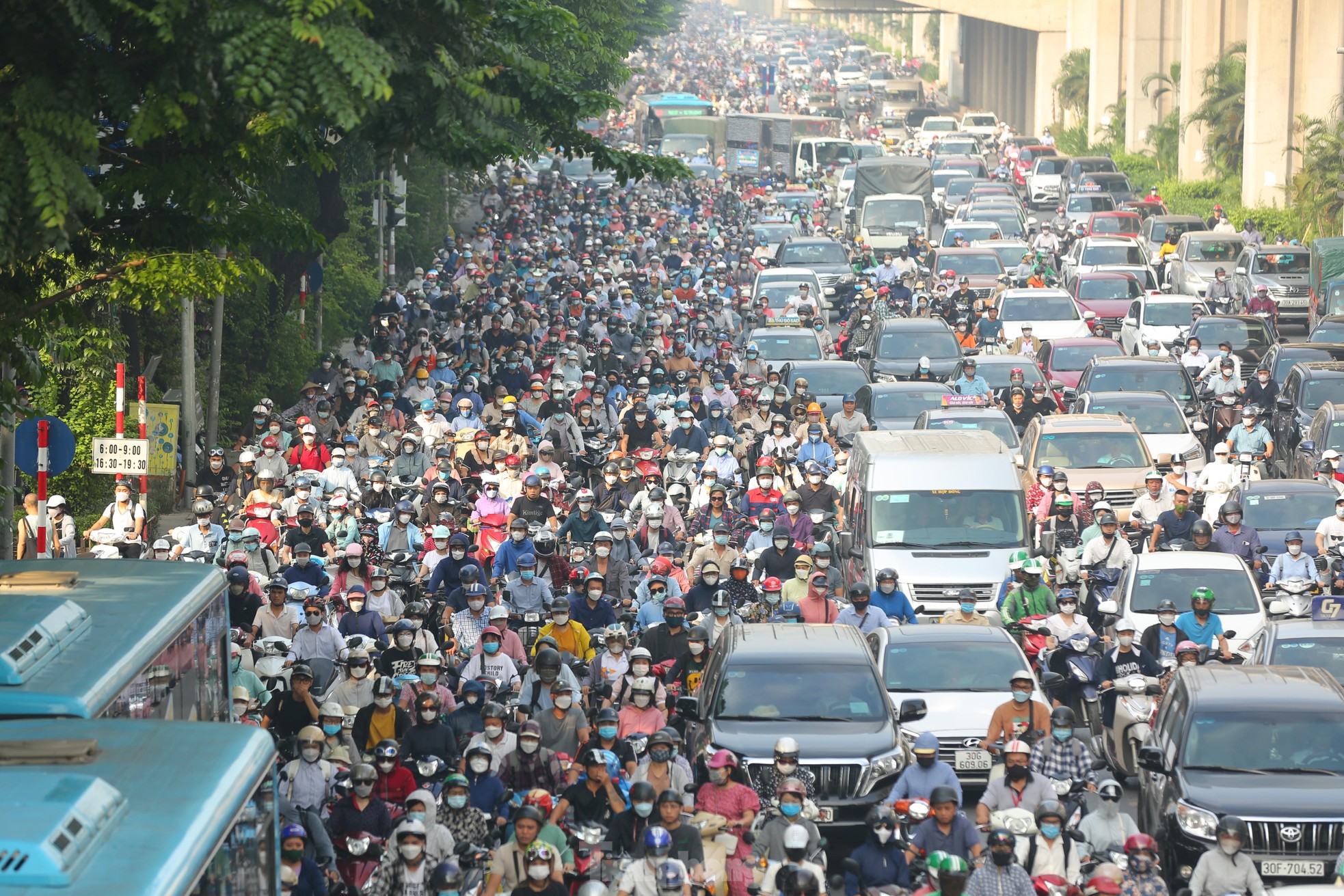 Cảnh ùn tắc kéo dài vẫn diễn ra sau khi phân làn đường Nguyễn Trãi ảnh 1