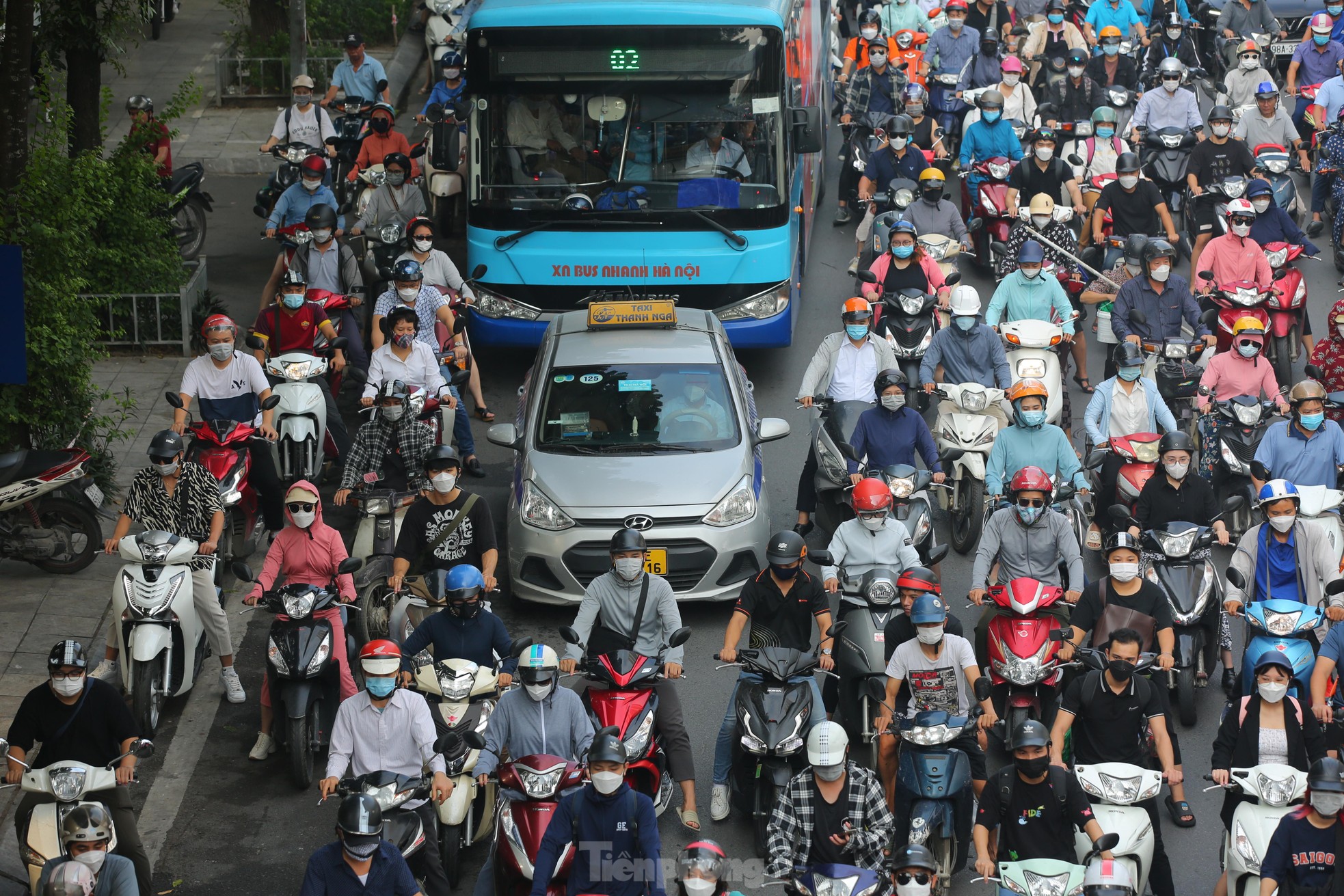 Cảnh ùn tắc kéo dài vẫn diễn ra sau khi phân làn đường Nguyễn Trãi ảnh 6