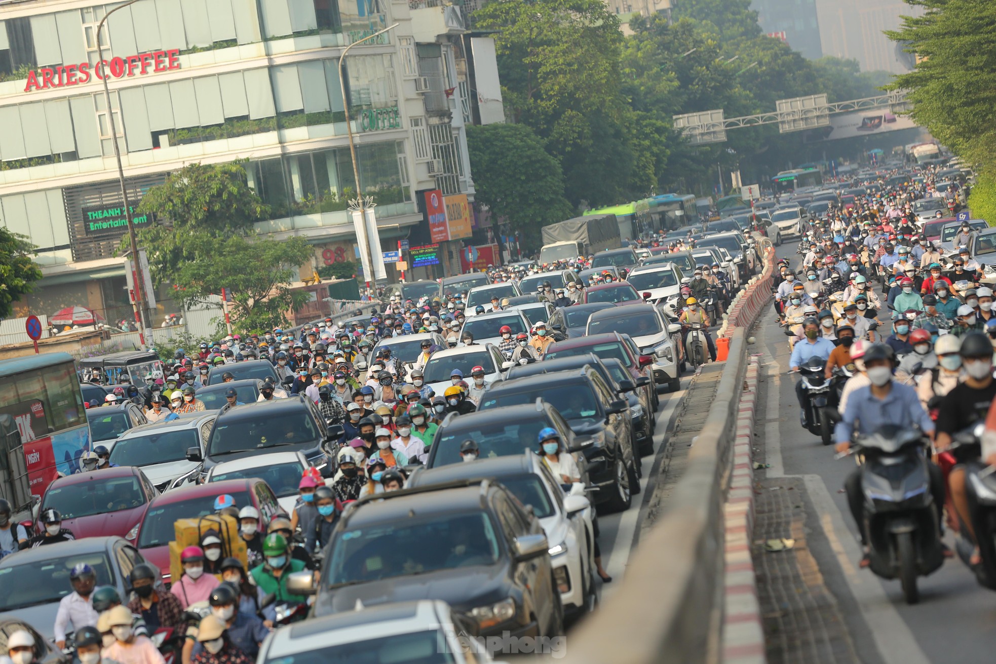 Cảnh ùn tắc kéo dài vẫn diễn ra sau khi phân làn đường Nguyễn Trãi ảnh 10