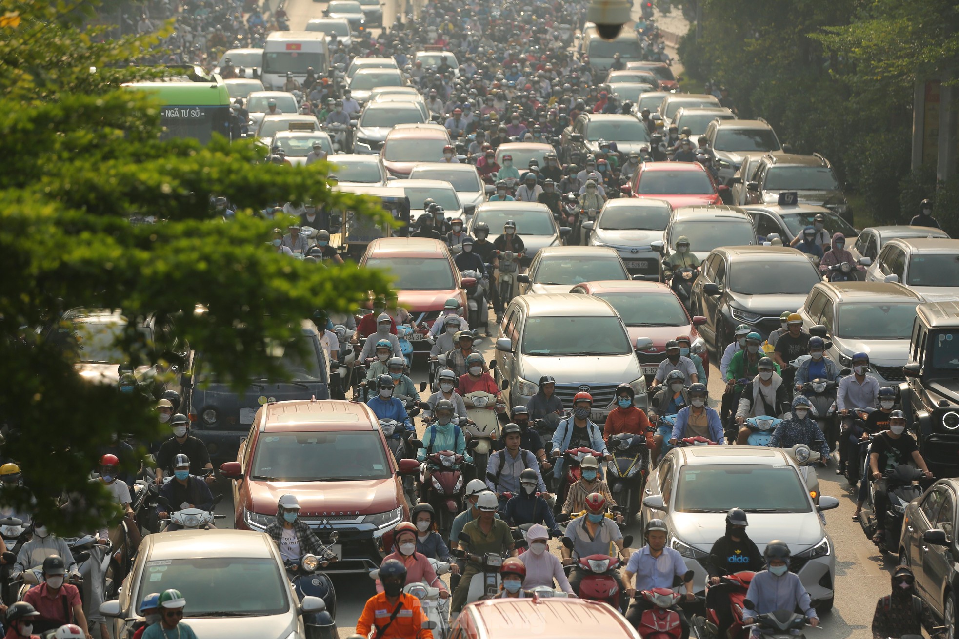 Cảnh ùn tắc kéo dài vẫn diễn ra sau khi phân làn đường Nguyễn Trãi ảnh 11