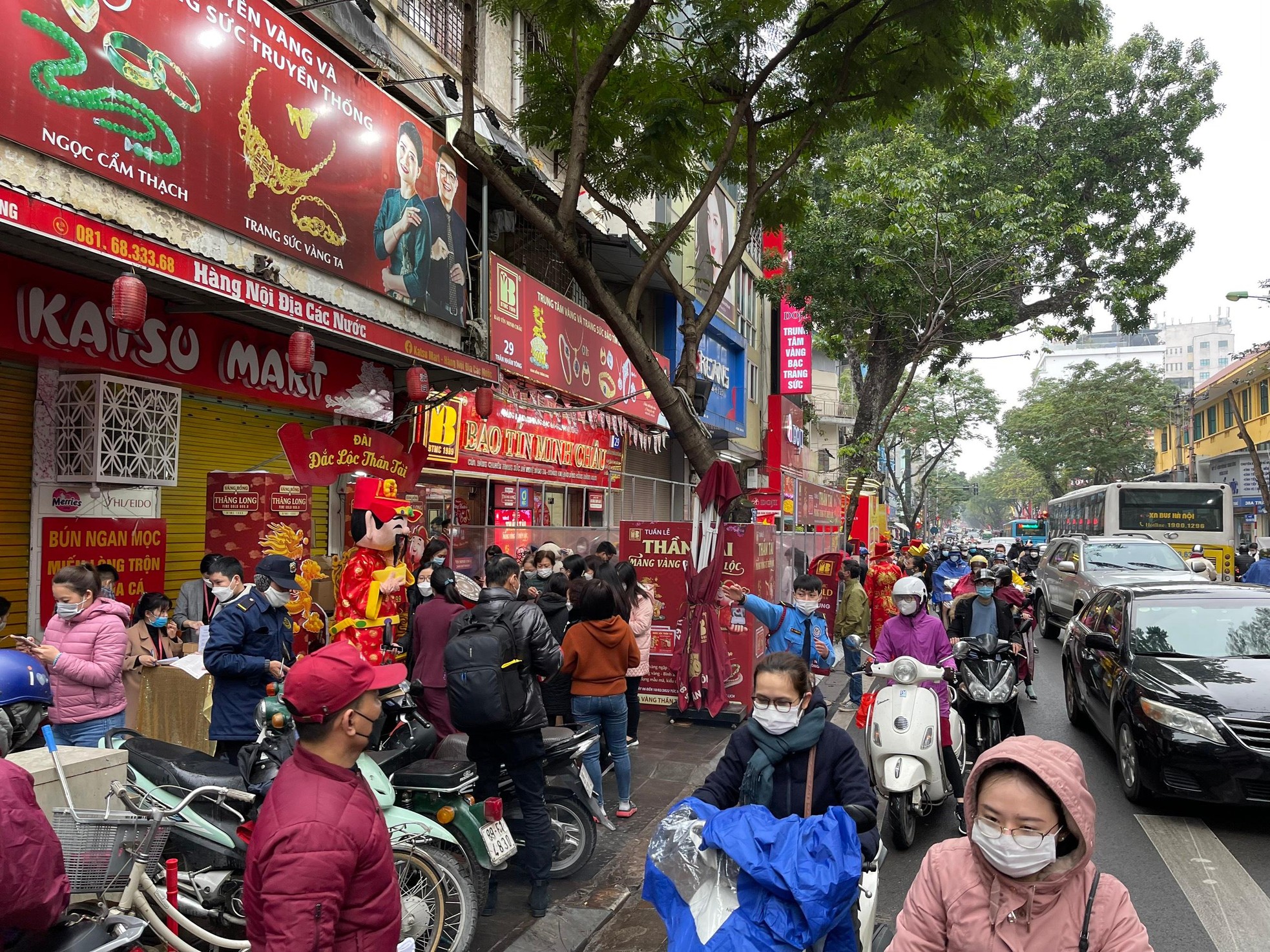 Chuyện 'ngược đời' ngày vía Thần Tài: Nơi rồng rắn xếp hàng, chỗ im lìm đóng cửa ảnh 1