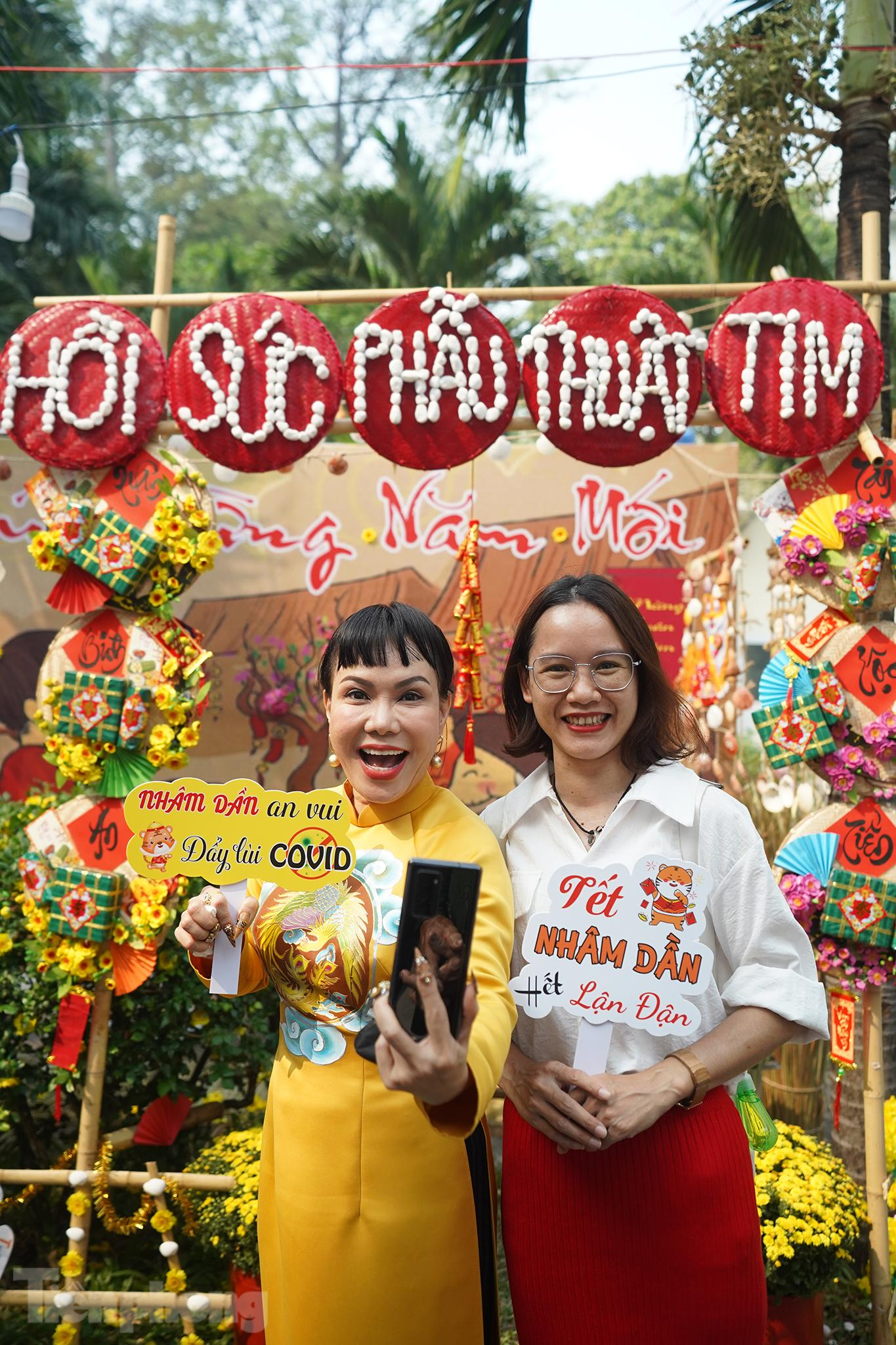 Việt Hương xúc động quay về nơi Phi Nhung ra đi vì COVID-19 ảnh 2