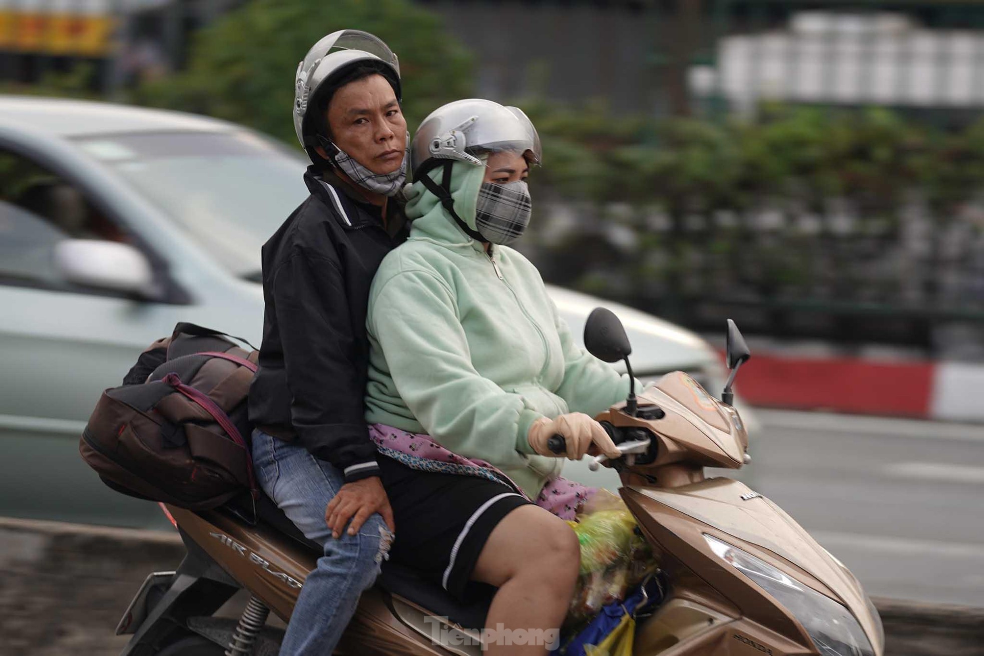 Người dân miền Tây lỉnh kỉnh quà quê quay lại thành phố sau lễ 30/4 ảnh 22