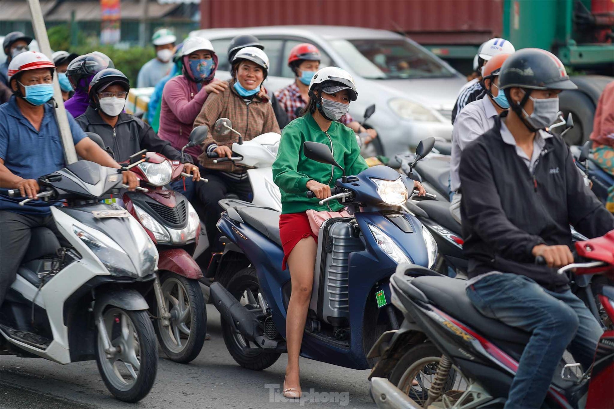 Người dân miền Tây lỉnh kỉnh quà quê quay lại thành phố sau lễ 30/4 ảnh 8