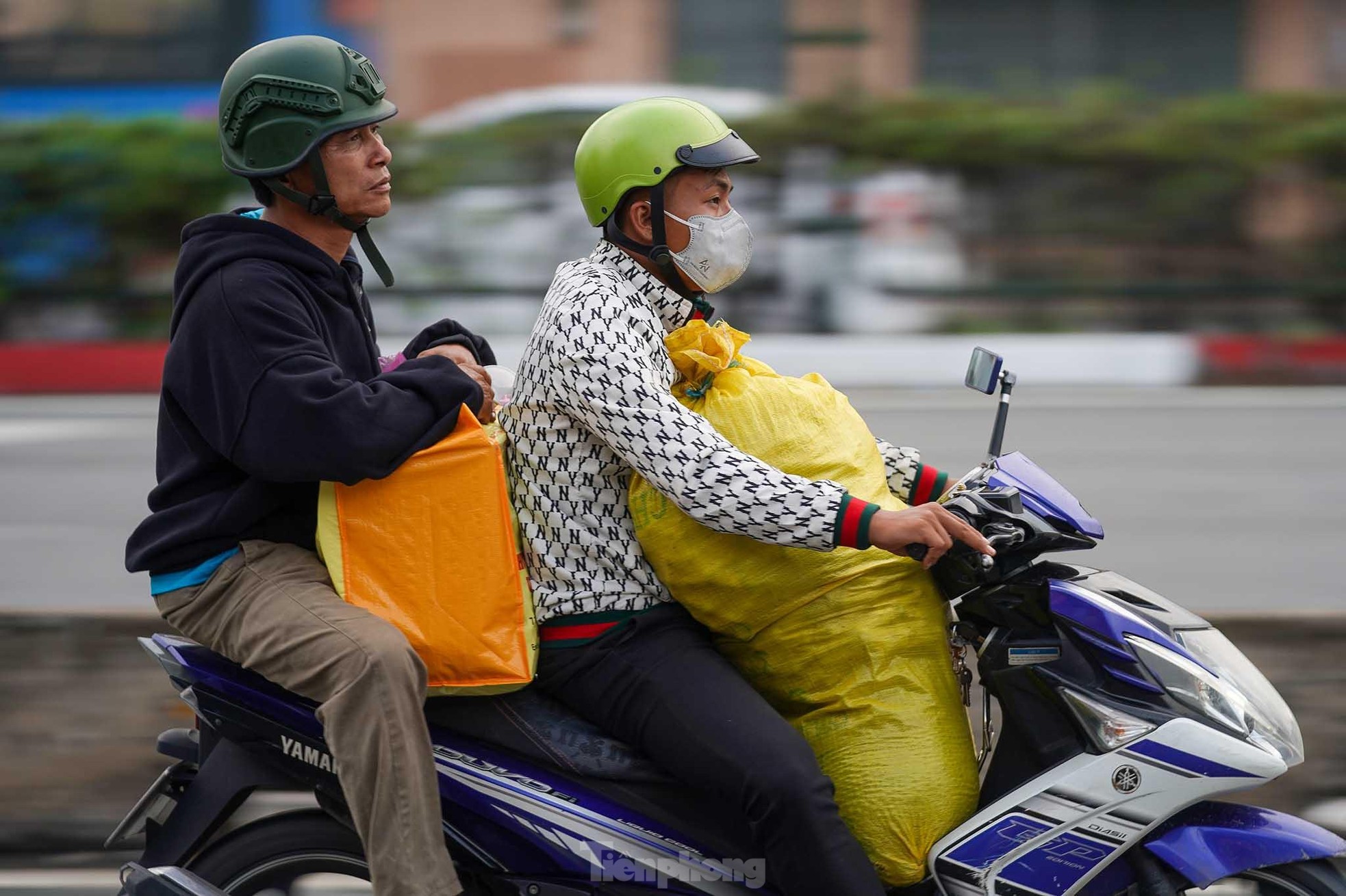 Người dân miền Tây lỉnh kỉnh quà quê quay lại thành phố sau lễ 30/4 ảnh 23