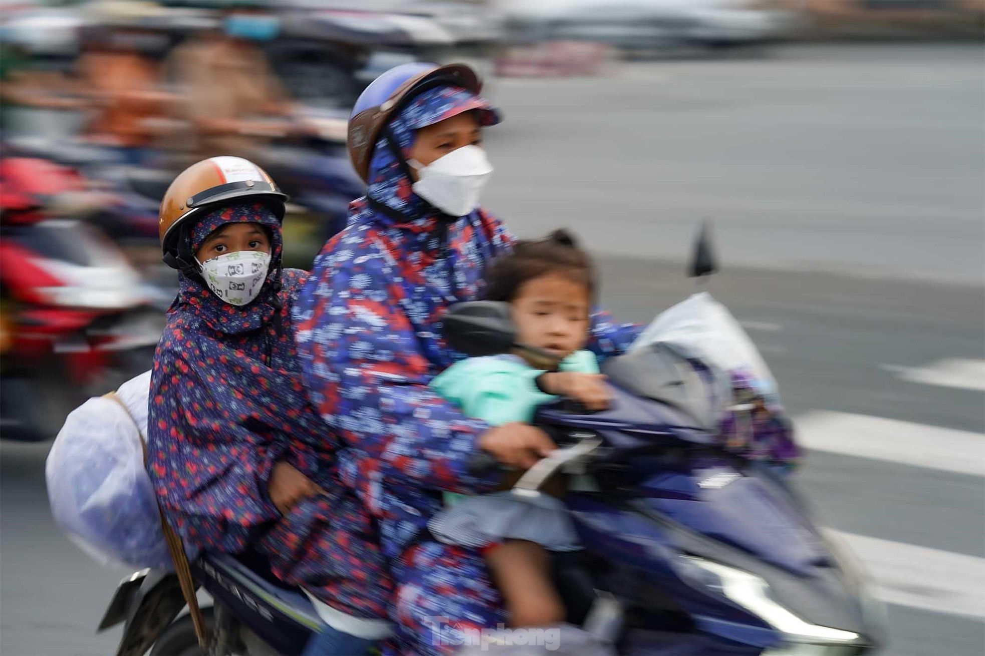 Người dân miền Tây lỉnh kỉnh quà quê quay lại thành phố sau lễ 30/4 ảnh 10