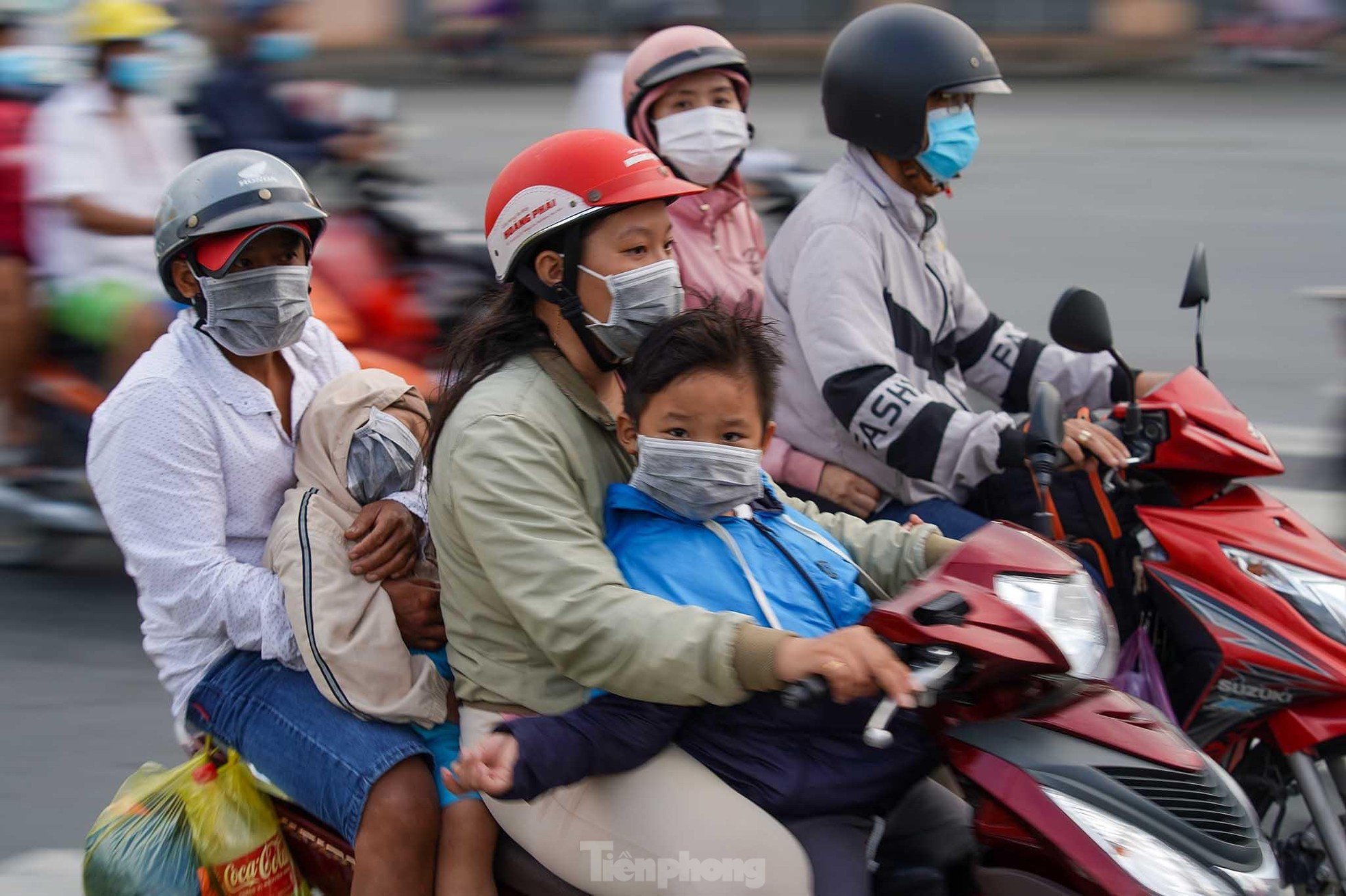 Người dân miền Tây lỉnh kỉnh quà quê quay lại thành phố sau lễ 30/4 ảnh 24