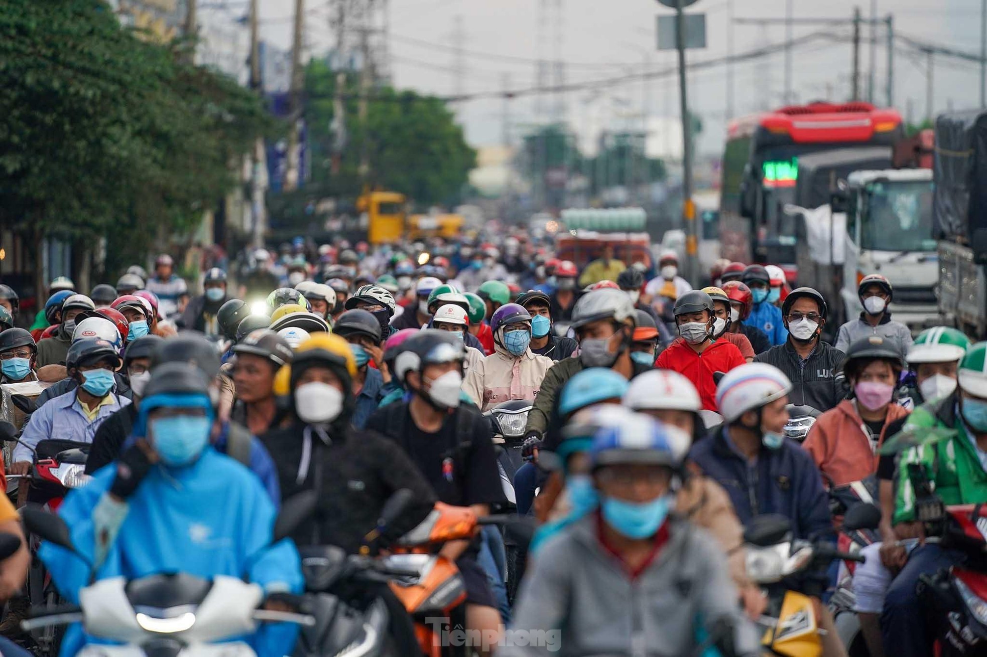 Người dân miền Tây lỉnh kỉnh quà quê quay lại thành phố sau lễ 30/4 ảnh 2