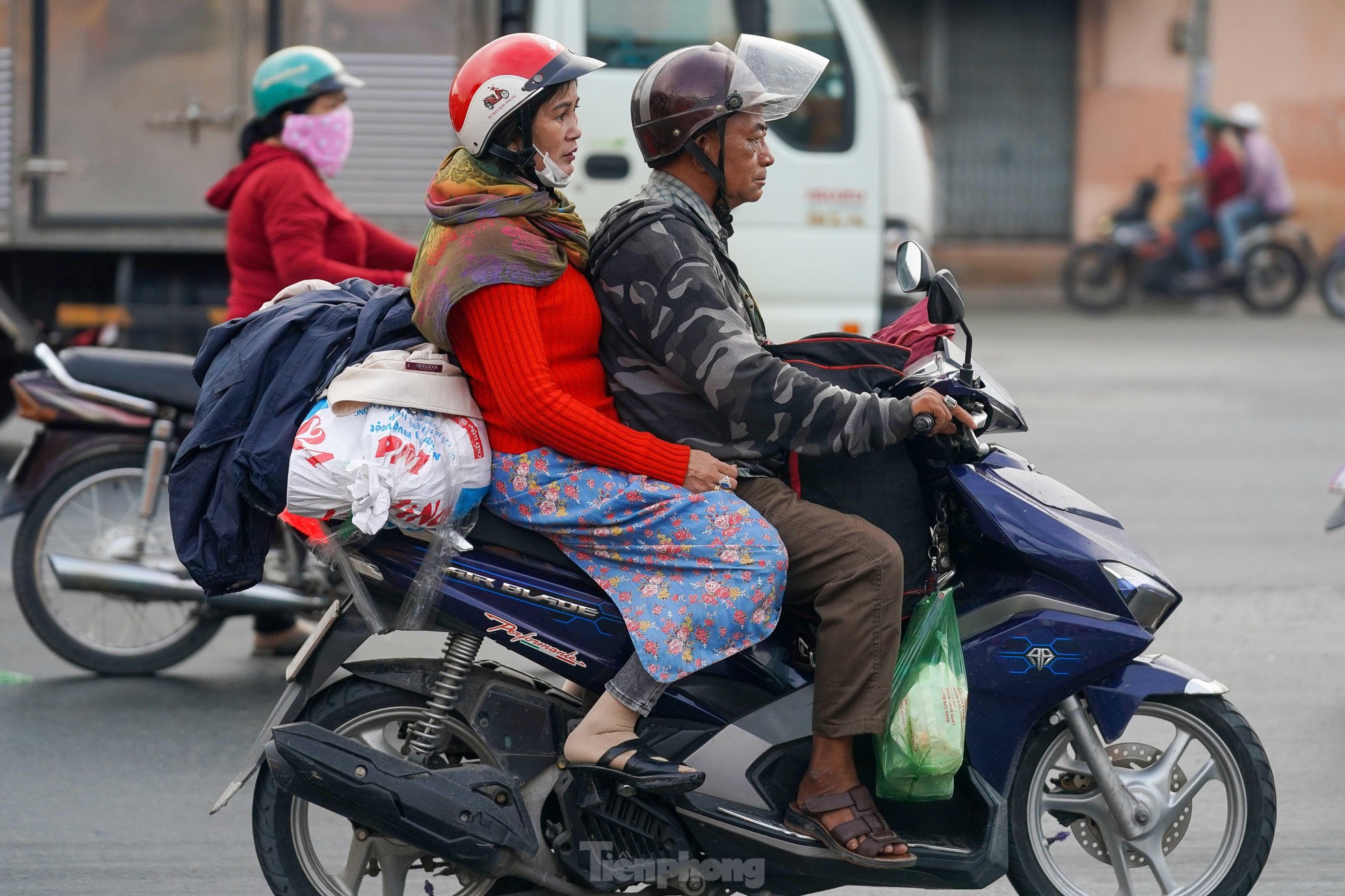 Người dân miền Tây lỉnh kỉnh quà quê quay lại thành phố sau lễ 30/4 ảnh 17