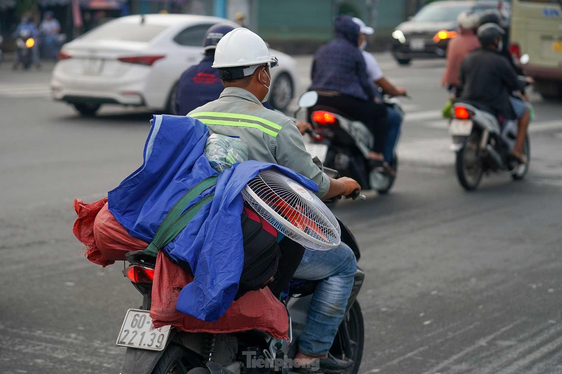 Người dân miền Tây lỉnh kỉnh quà quê quay lại thành phố sau lễ 30/4 ảnh 13