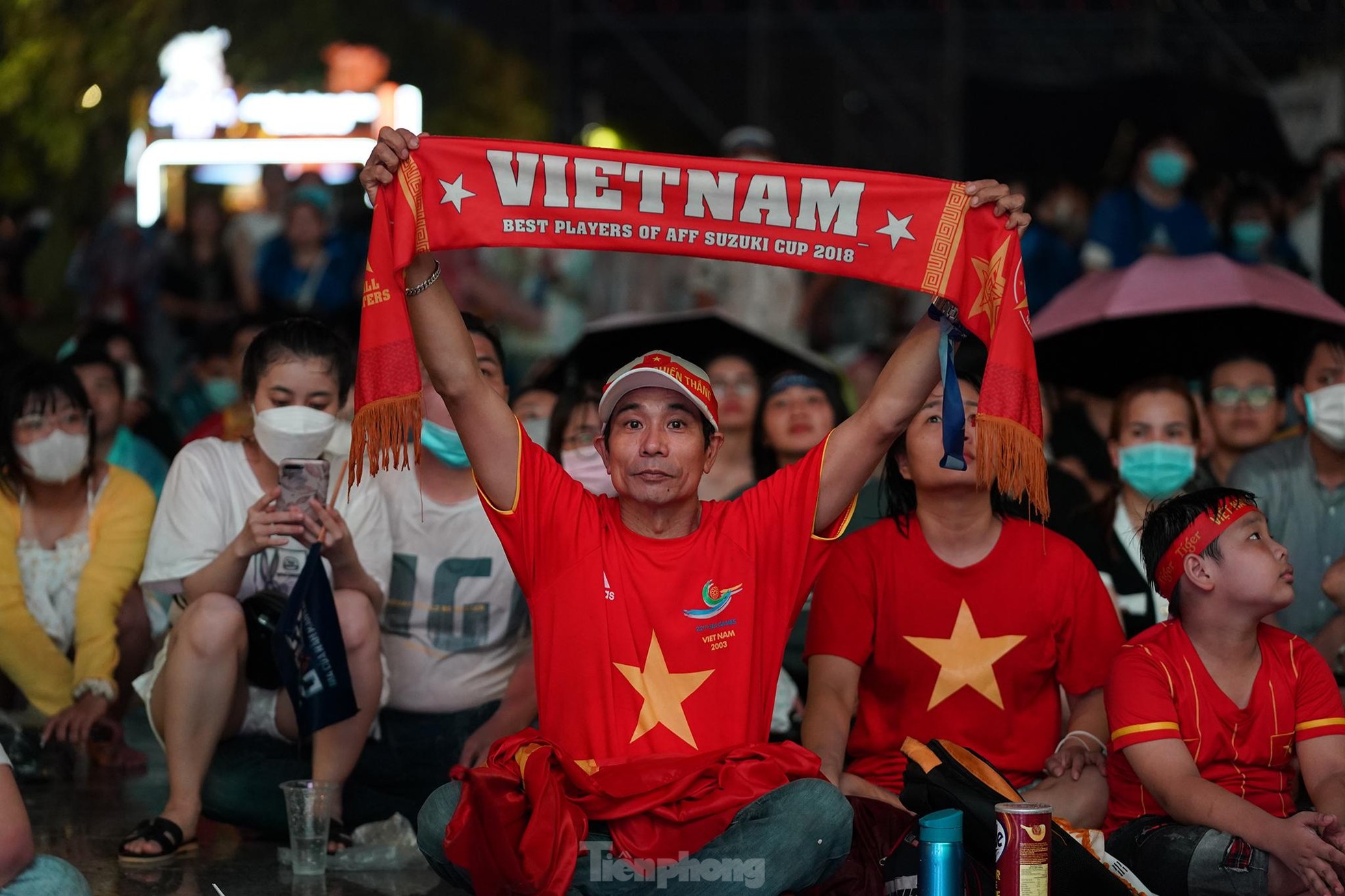 Khán giả TPHCM đội mưa cổ vũ trong ngày U23 Việt Nam nhất bảng A ảnh 15