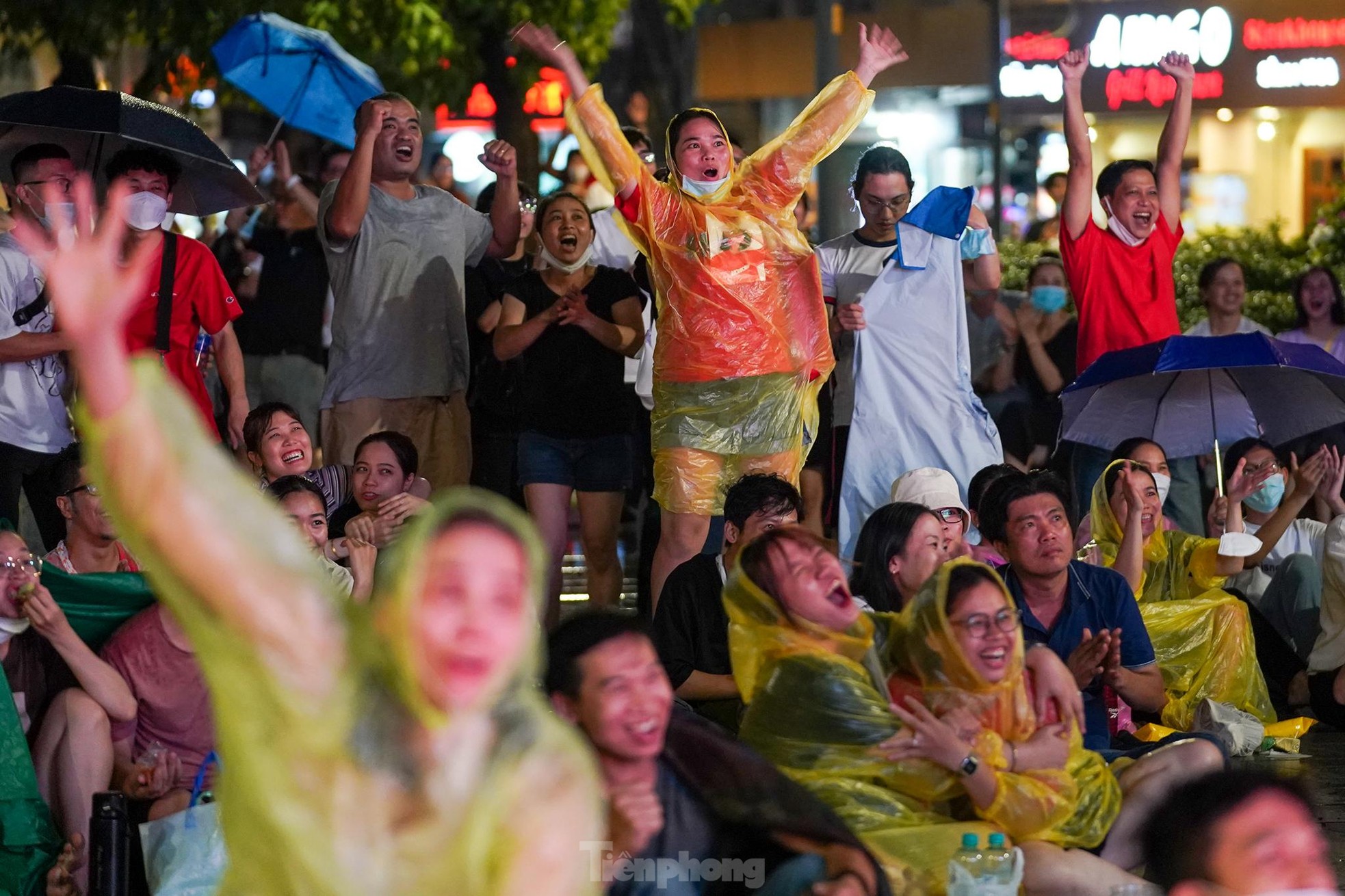 Khán giả TPHCM đội mưa cổ vũ trong ngày U23 Việt Nam nhất bảng A ảnh 13