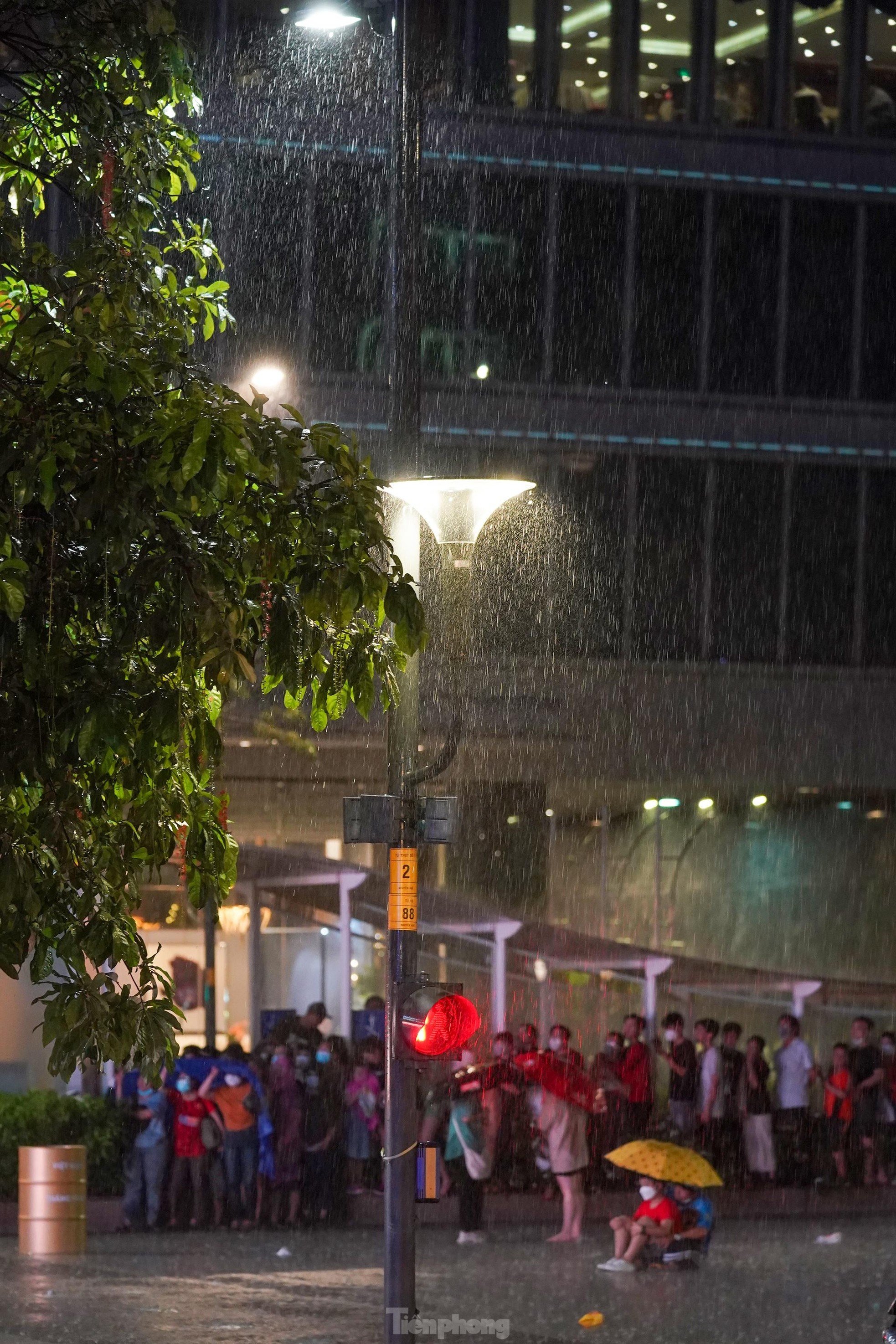 Khán giả TPHCM đội mưa cổ vũ trong ngày U23 Việt Nam nhất bảng A ảnh 2