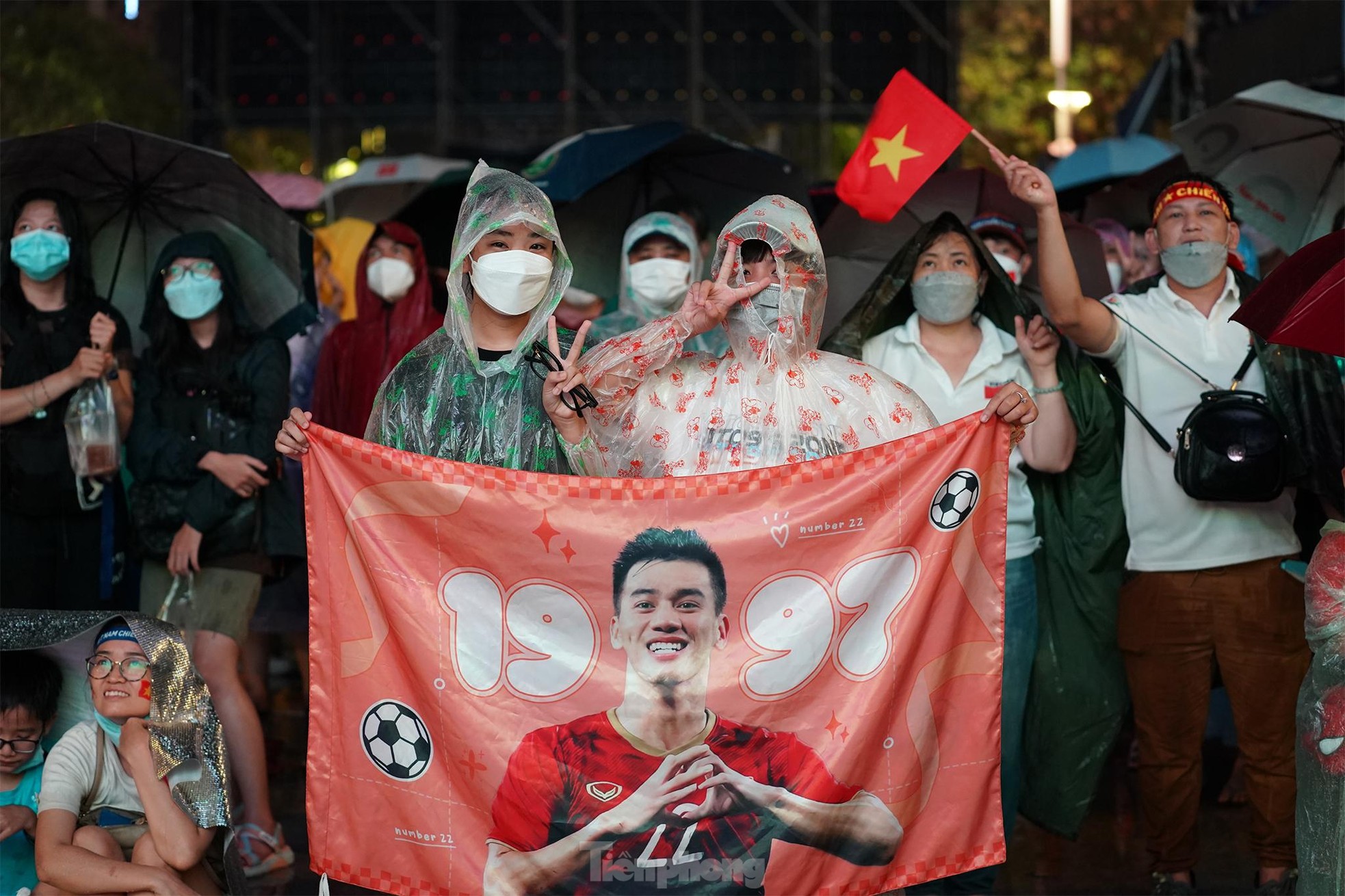 Khán giả TPHCM đội mưa cổ vũ trong ngày U23 Việt Nam nhất bảng A ảnh 9