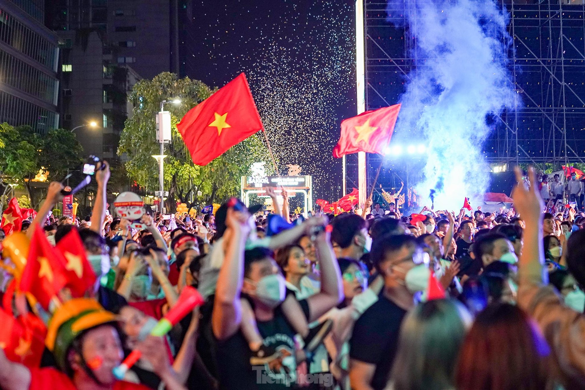 Người hâm mộ TPHCM khóc khi U23 Việt Nam thắng trận khổ chiến ảnh 7