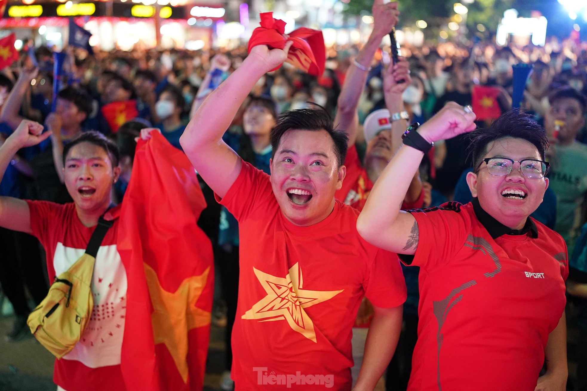 Người hâm mộ TPHCM khóc khi U23 Việt Nam thắng trận khổ chiến ảnh 2