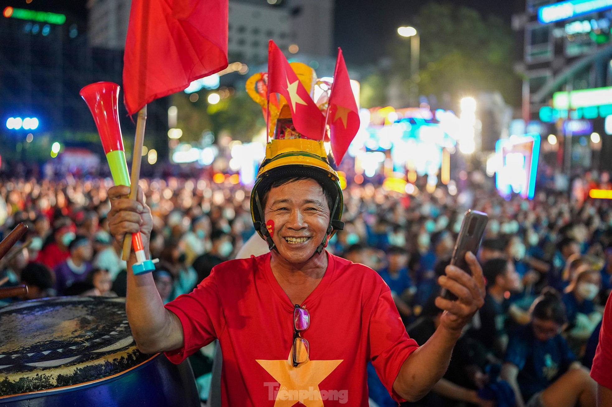 Người hâm mộ TPHCM khóc khi U23 Việt Nam thắng trận khổ chiến ảnh 3