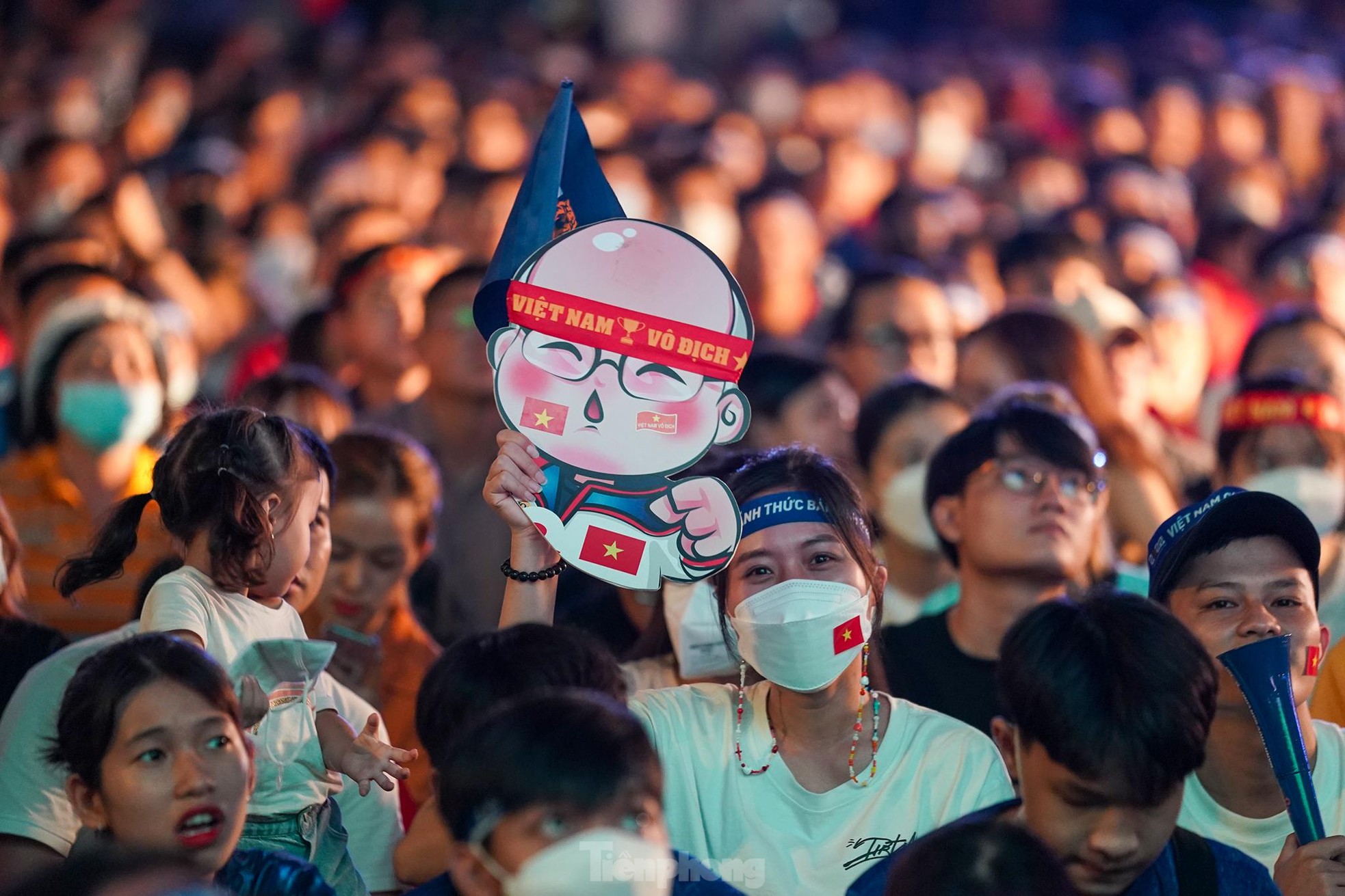 Người hâm mộ TPHCM khóc khi U23 Việt Nam thắng trận khổ chiến ảnh 5