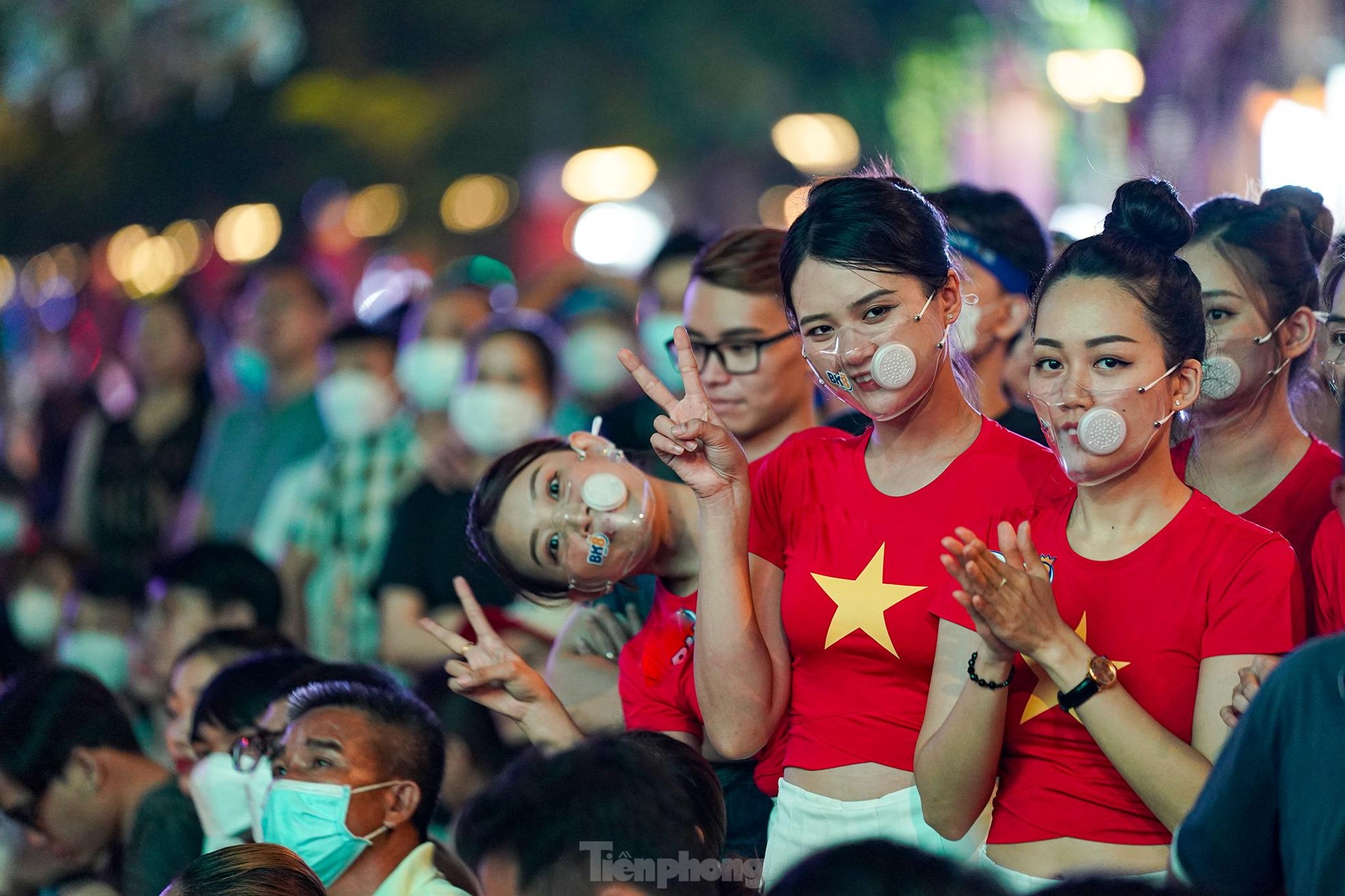 Người hâm mộ TPHCM khóc khi U23 Việt Nam thắng trận khổ chiến ảnh 4