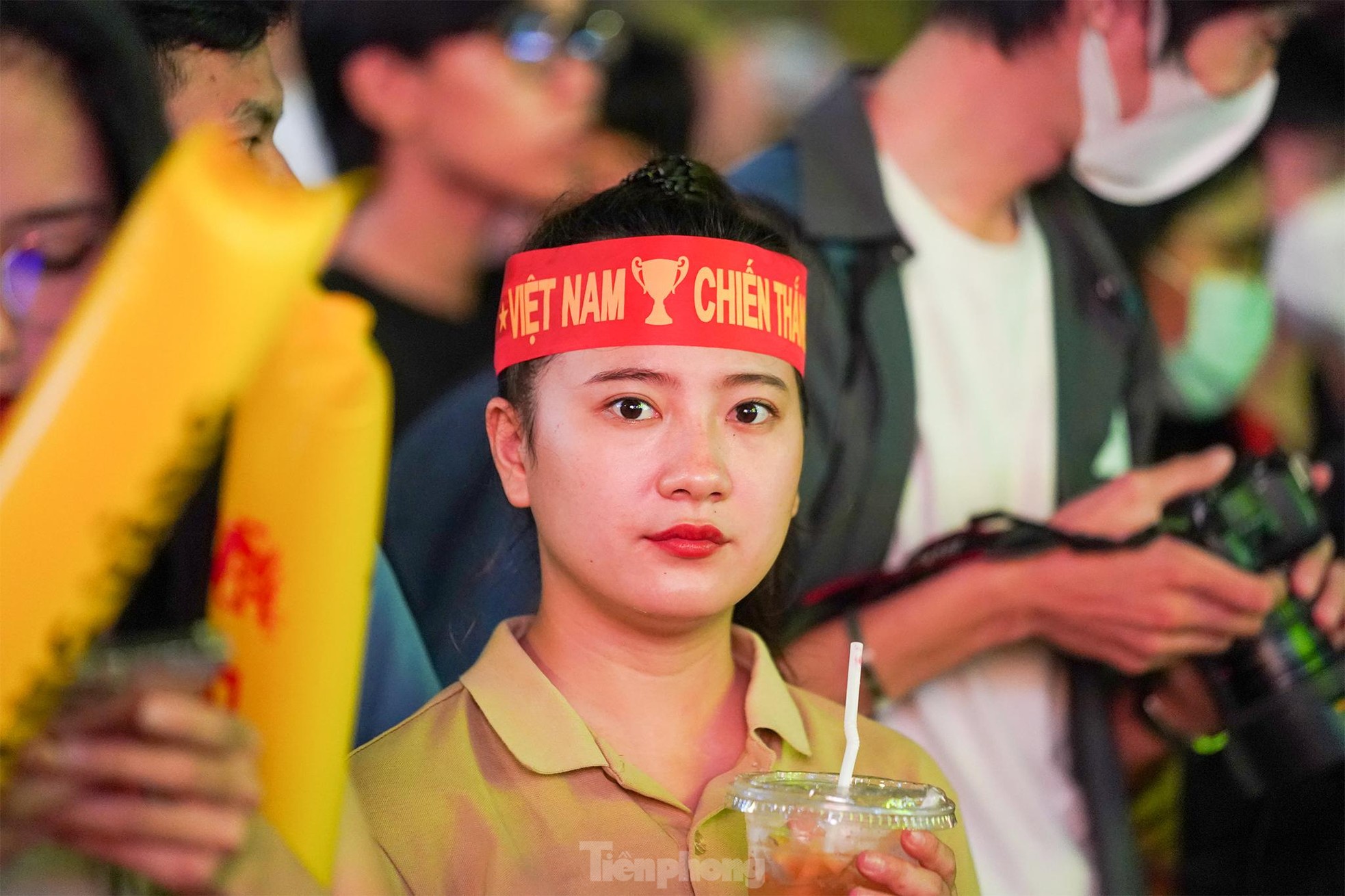 Người hâm mộ TPHCM khóc khi U23 Việt Nam thắng trận khổ chiến ảnh 16