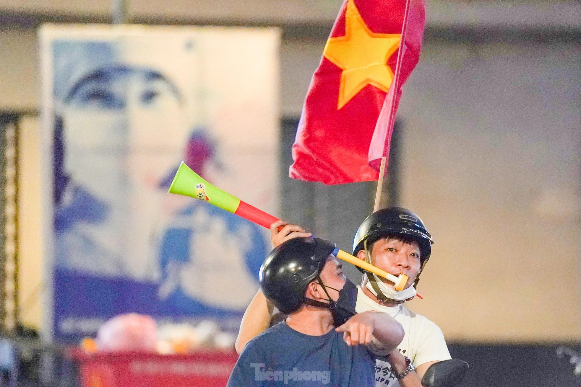 U23 Việt Nam vào chung kết, cổ động viên TPHCM xuống đường ăn mừng ảnh 3