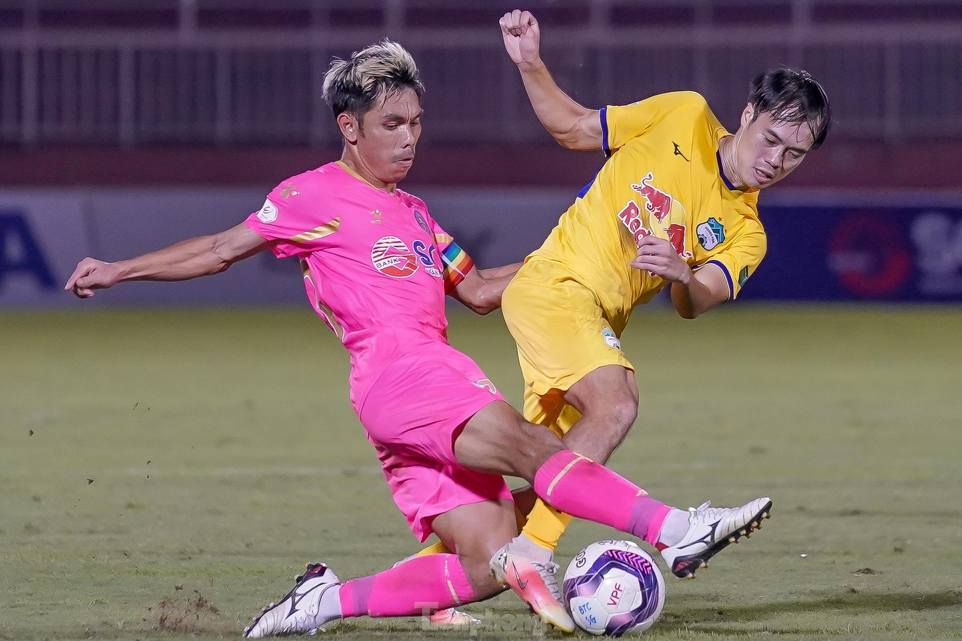 Cong Phuong shines, HAGL rises to second in the table, Saigon FC is still at the bottom - Photo 4.