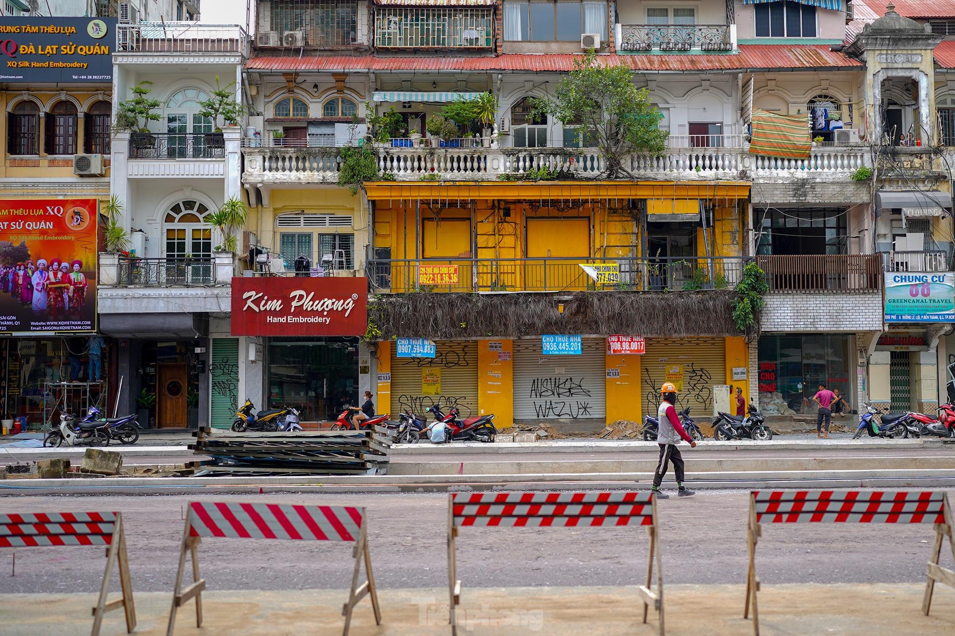 Rào chắn tháo dỡ, mặt tiền chợ Bến Thành hiện ra một nửa ảnh 11