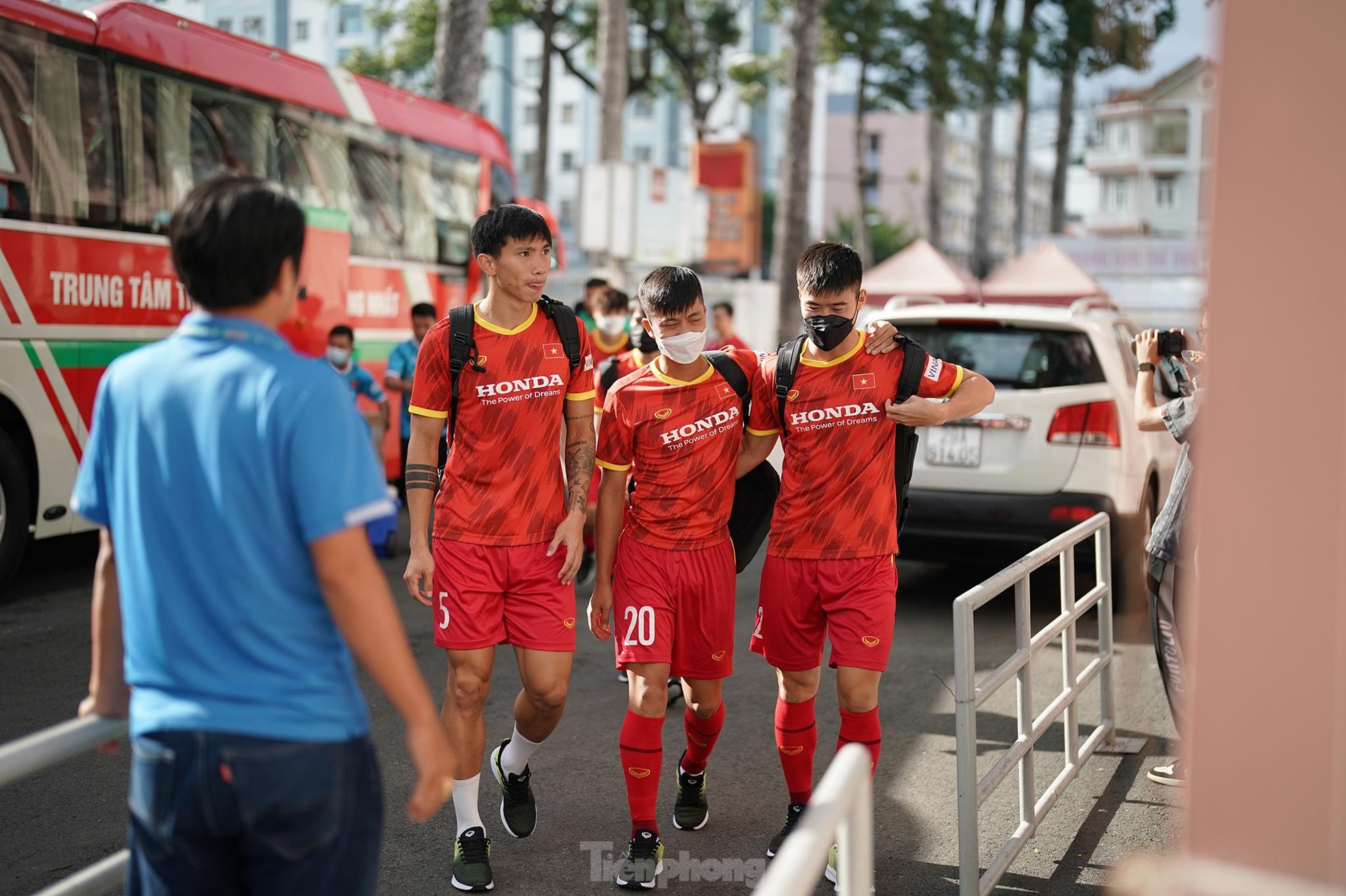 Thầy Park tinh quái ‘xỏ kim’ Nguyên Mạnh trong buổi tập đầu tiên của đội tuyển Việt Nam - Ảnh 2.