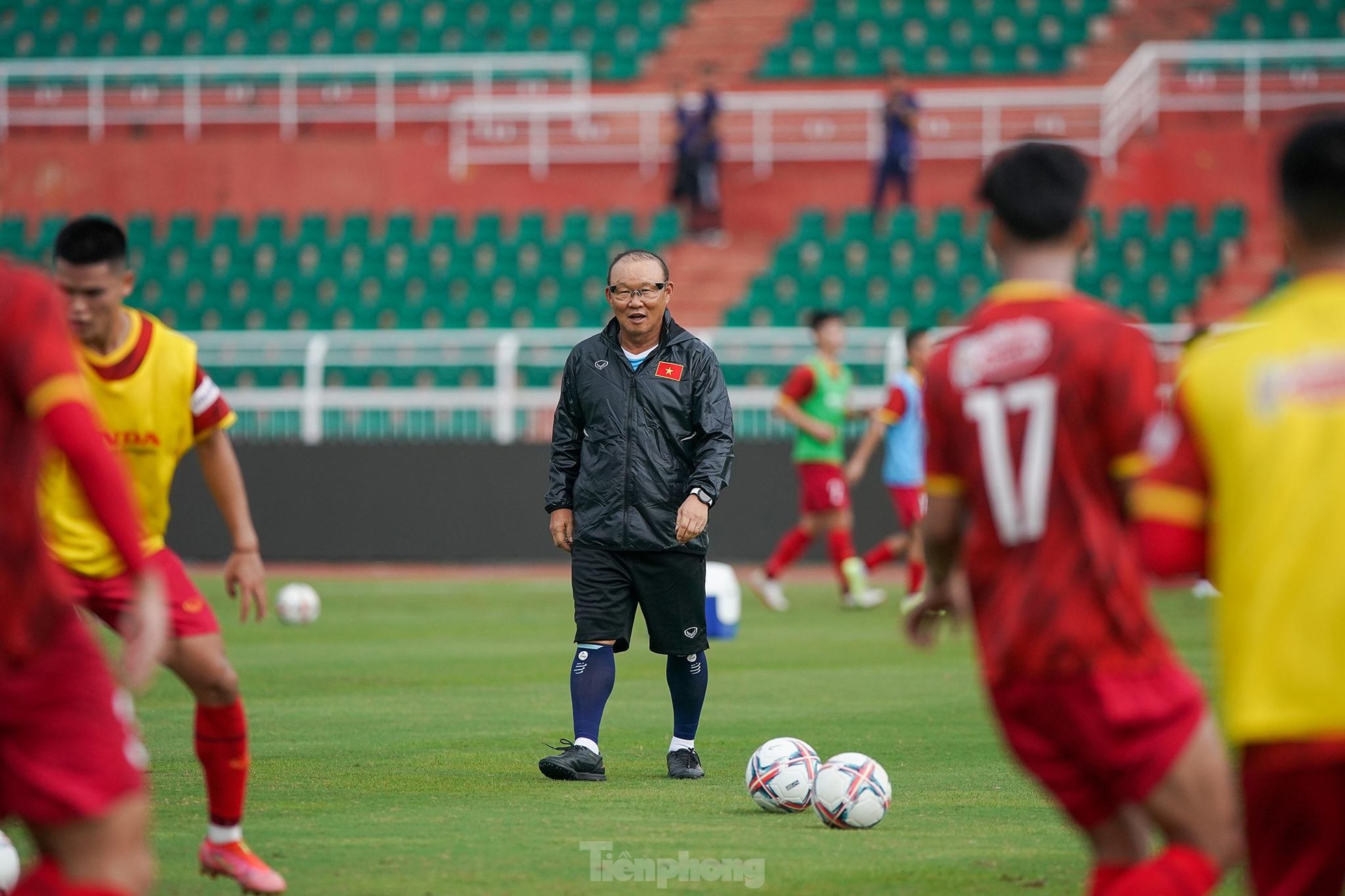 Thầy Park tinh quái ‘xỏ kim’ Nguyên Mạnh trong buổi tập đầu tiên của đội tuyển Việt Nam - Ảnh 17.