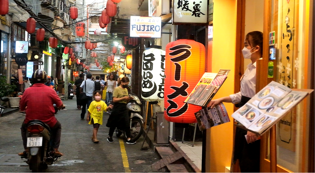 Phố Nhật, phố Hàn ở TPHCM ngóng khách ảnh 3