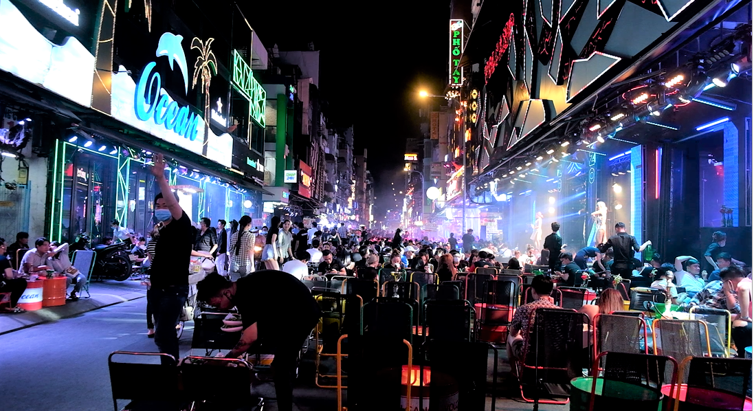 Phố Nhật, phố Hàn ở TPHCM ngóng khách ảnh 11